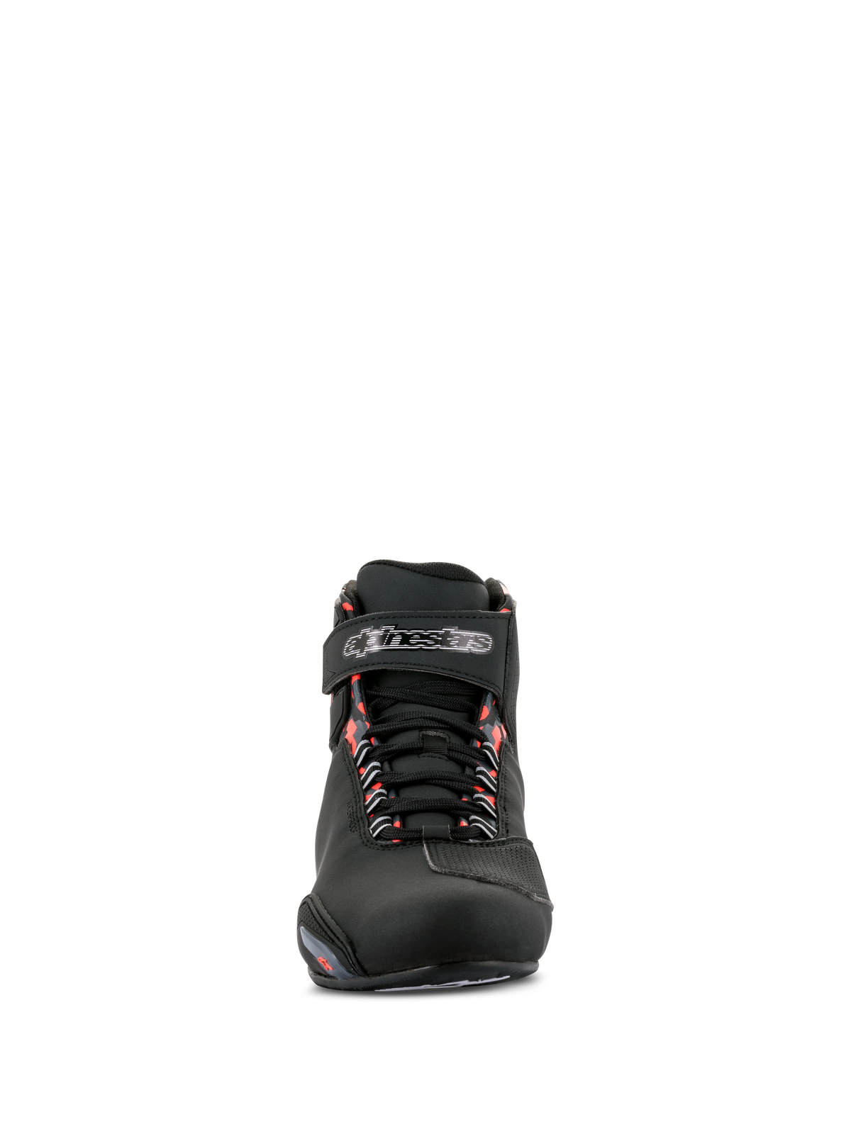 Alpinestars Sektor Waterproof Shoes, scarpe da moto, nero, grigio scuro e rosso fluo, vista frontale che mostra la struttura in microfibra nera, chiusura con lacci, cinturino in velcro logato sulla caviglia e accenti rosso fluo sugli occhielli