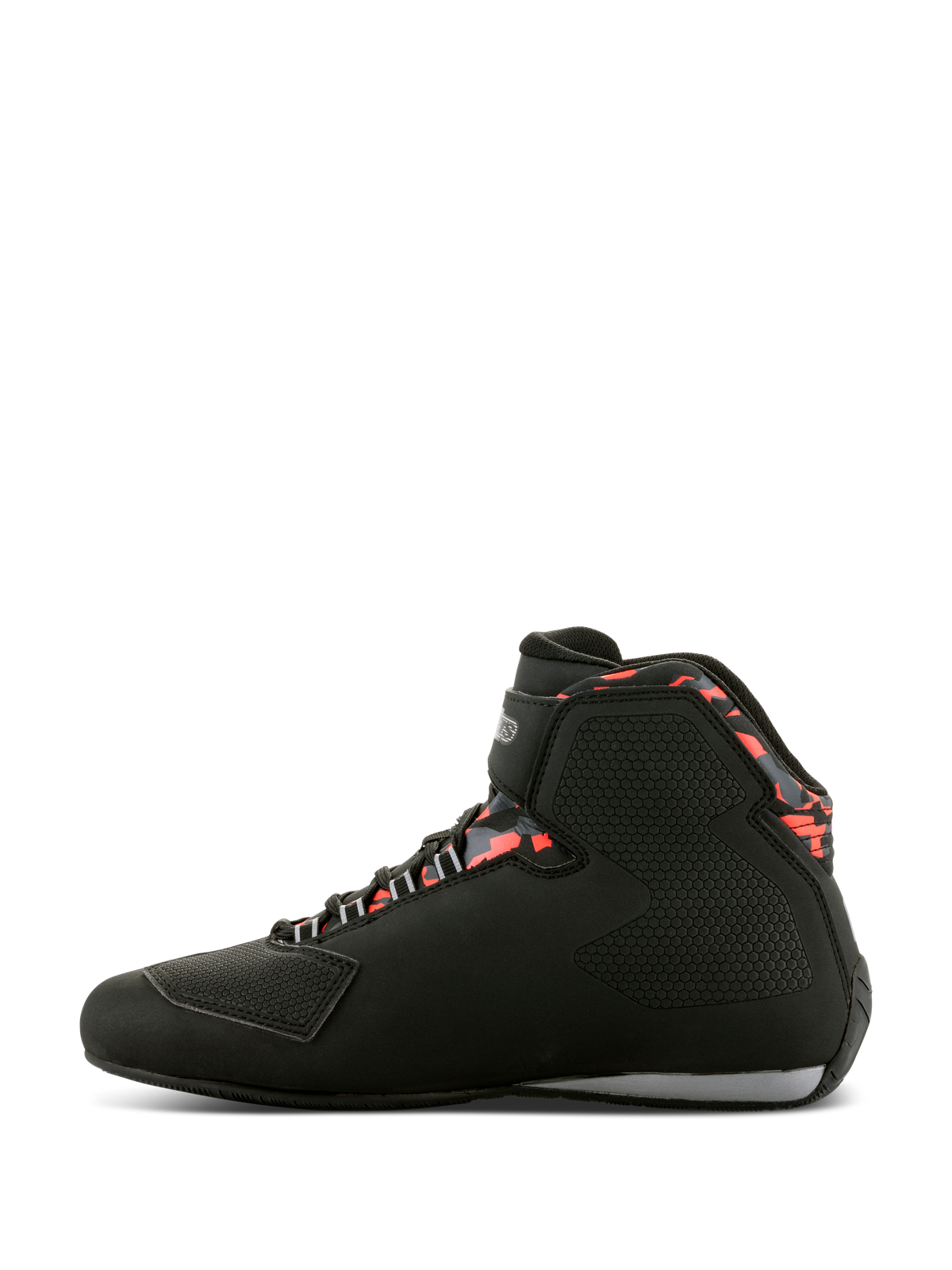 Alpinestars Sektor Waterproof Shoes, scarpe da moto, nero, grigio scuro e rosso fluo, profilo laterale con design high-top, cinturino in velcro sulla caviglia, rinforzo cambio sulla punta e accenti rossi a fantasia intorno al colletto