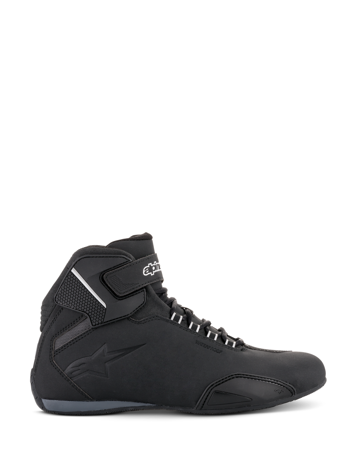 Scarpe Alpinestars Sektor Waterproof, scarpe da moto, nero, vista laterale con struttura leggera in microfibra, cinturino alla caviglia con logo bianco, logo in rilievo e design sportivo a taglio basso per la guida su strada.