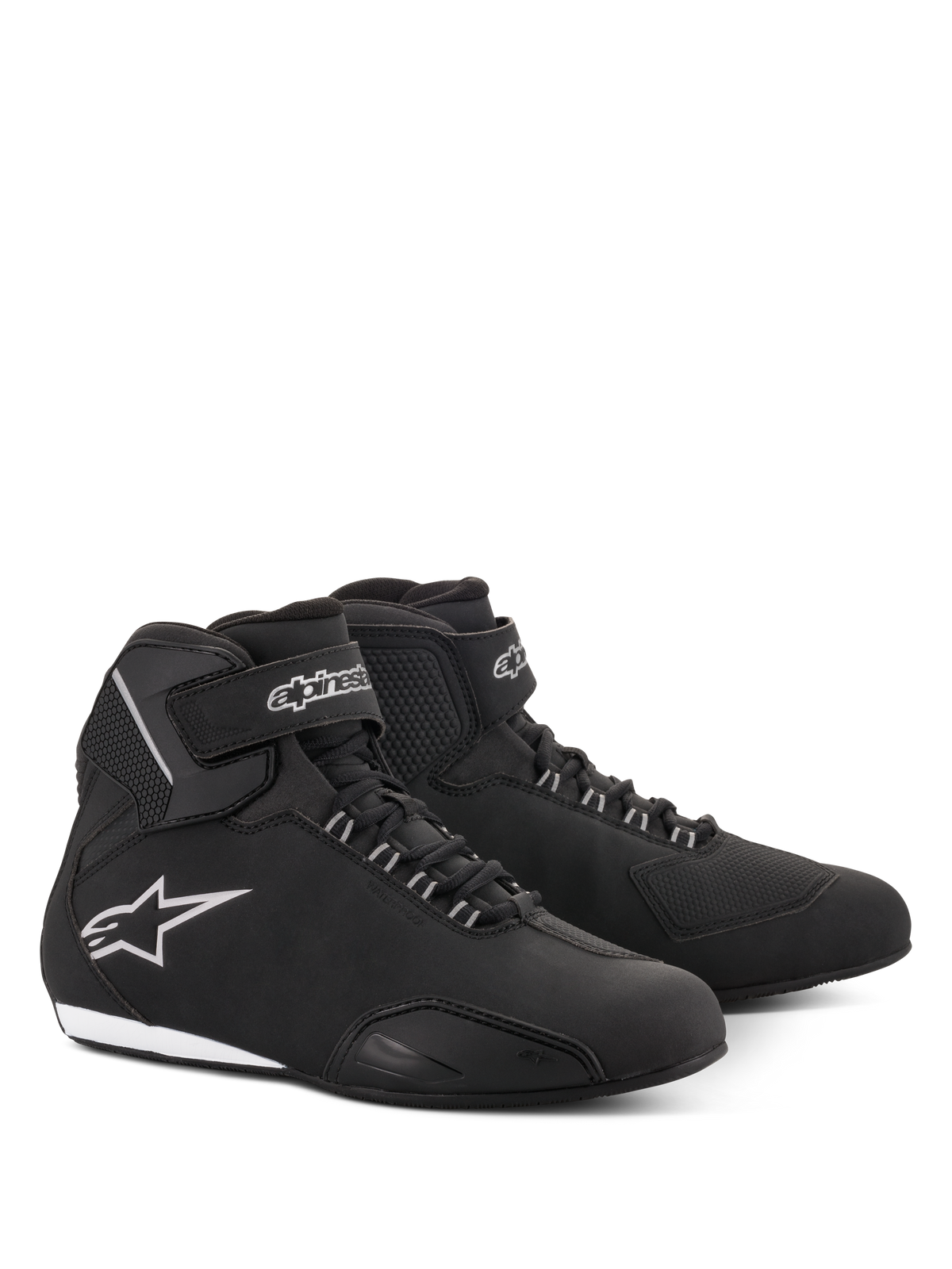Alpinestars Stella Sektor Waterproof Shoes, scarpe da moto da donna, nero e argento, elegante tomaia in microfibra con chiusura a lacci e cinturino in velcro sulla caviglia, logo a stella Alpinestars argento sul lato e sottile suola in gomma