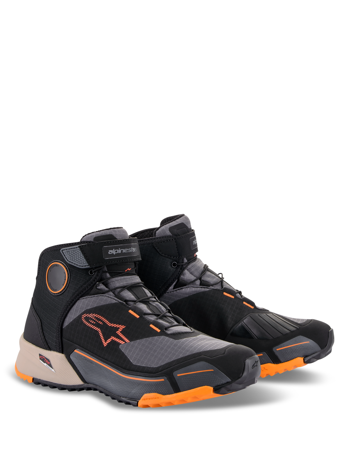Scarpe da moto Alpinestars CR-X Drystar®, nero, marrone chiaro e arancione, calzature da moto con design da scarpa da running, dotate di loghi e accenti arancioni sulla suola, dettaglio del tallone marrone chiaro e pannelli grigio scuro, scarpe sportive per tutte le condizioni atmosferiche.