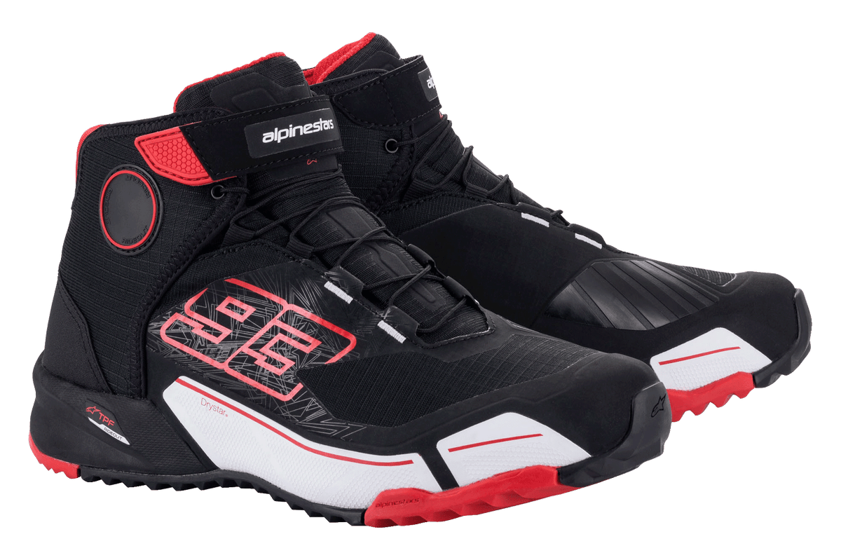 Alpinestars MM93 CR-X Drystar® Riding Shoes, scarpe da moto, nero rosso e bianco, con grafica Marc Marquez 93, design atletico sportivo con marchio Drystar impermeabile, zona cambio protettiva e suola robusta.