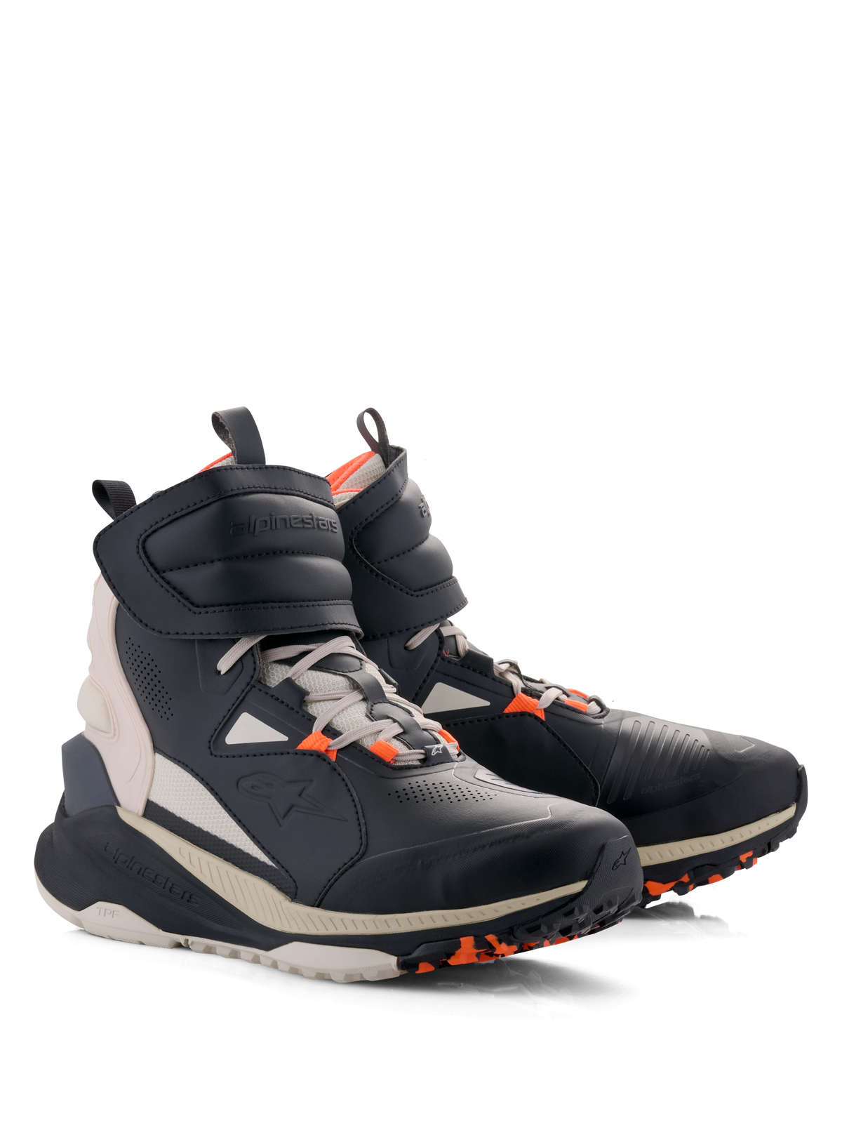 Alpinestars Speedstreet Shoes, scarpe da moto urbane, Nero Almond Hot Orange, design high-top di ispirazione streetwear con tomaia in microfibra, ampio cinturino alla caviglia con chiusura a strappo, lacci e suola spessa bianco sporco con dettagli grip arancioni.