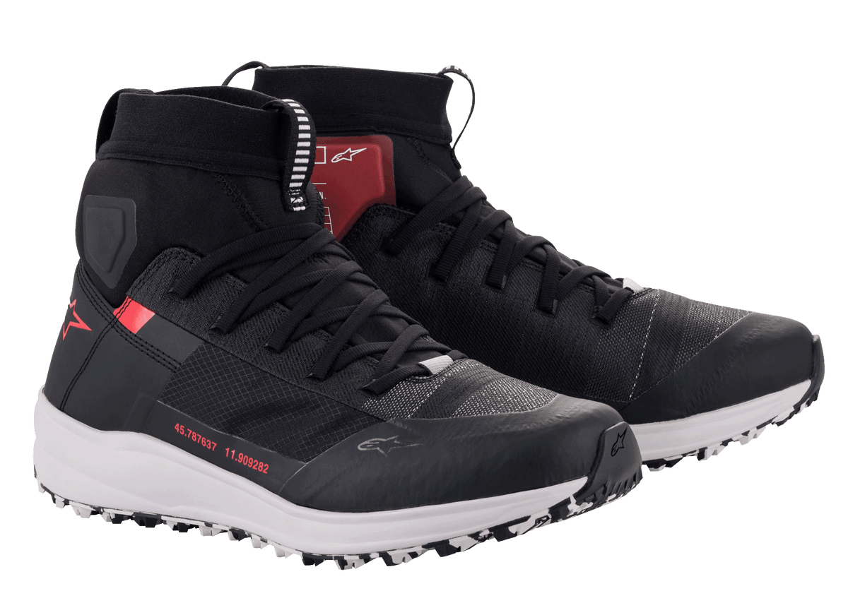 Scarpe Alpinestars Speedforce, scarpe da moto a taglio alto, nero, bianco e rosso, silhouette da scarpa da running, tomaia in tessuto MATRYX, intersuola bianca e logo Alpinestars rosso, calzatura tecnica urban per guida su strada