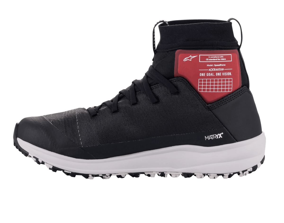 Alpinestars Scarpe Speedforce, scarpe da moto, nero, bianco e rosso, con tomaia in tessuto MATRYX, protezione della caviglia a taglio alto con pannello grafico rosso, intersuola sportiva bianca, silhouette ispirata alle scarpe da running per la guida urbana