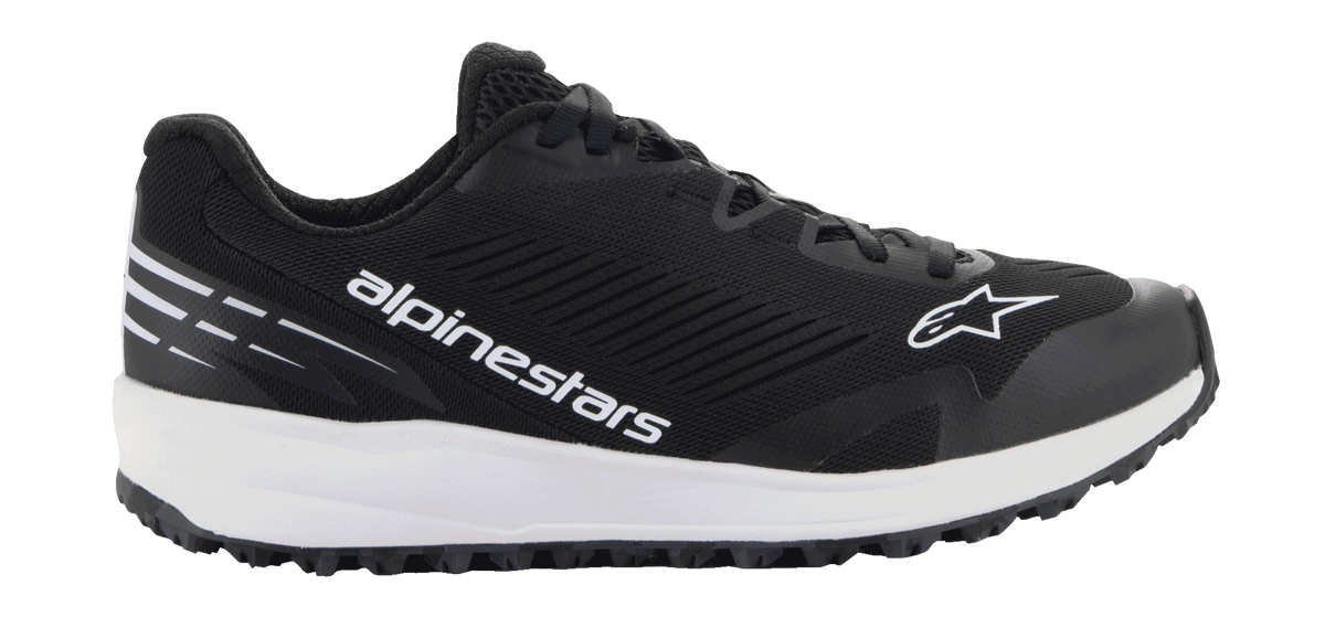 Scarpe Alpinestars Meta Road V2, calzatura sportiva nera con spessa suola bianca, marchio Alpinestars e logo a stella bianchi, tomaia in mesh testurizzato, lacci neri e suola esterna con grip robusto, design sportivo leggero per abbigliamento da lavoro del team di gara e uso casual