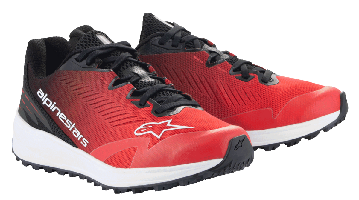 Alpinestars Meta Road V2 Shoes, scarpe sportswear, rosso, nero e bianco, design a profilo basso con tomaia in mesh traspirante rossa, dettagli e lacci neri, logo Alpinestars bianco e intersuola ammortizzata bianca