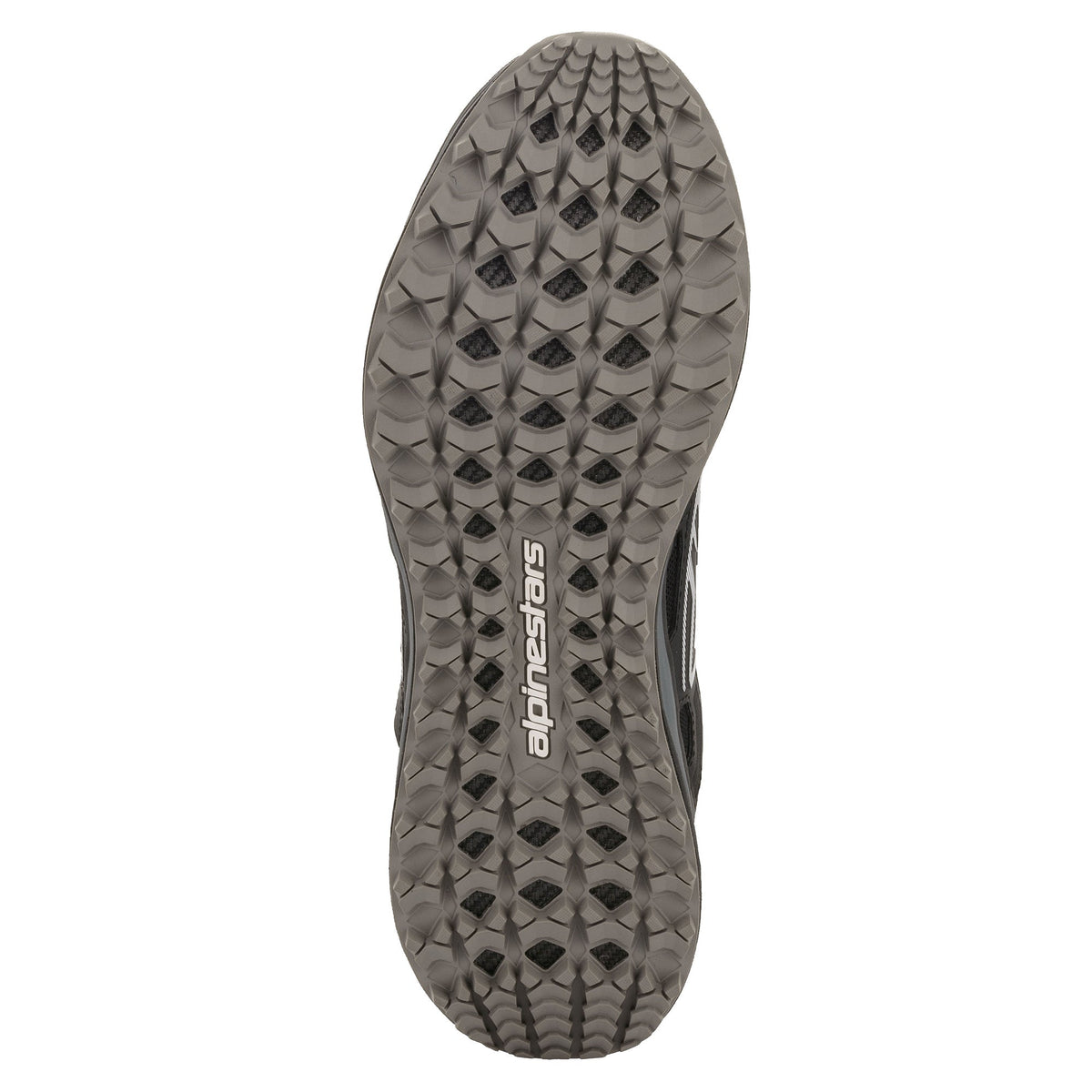 Alpinestars Scarpe Meta Trail, Nero Grigio Scuro, vista della suola in gomma resistente all'olio con motivo a tasselli per la trazione, logo Alpinestars centrale, calzatura tecnica per il paddock