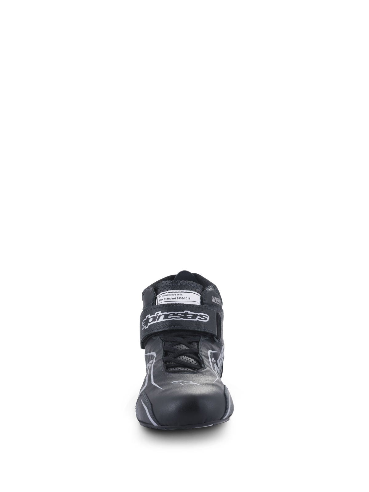 Alpinestars Tech-1 T V3 Shoes FIA, scarpe da auto, nero e argento, vista frontale con struttura in pelle bovina, cinturino a strappo con marchio Alpinestars ed etichetta di certificazione FIA, calzature da guida ad alte prestazioni