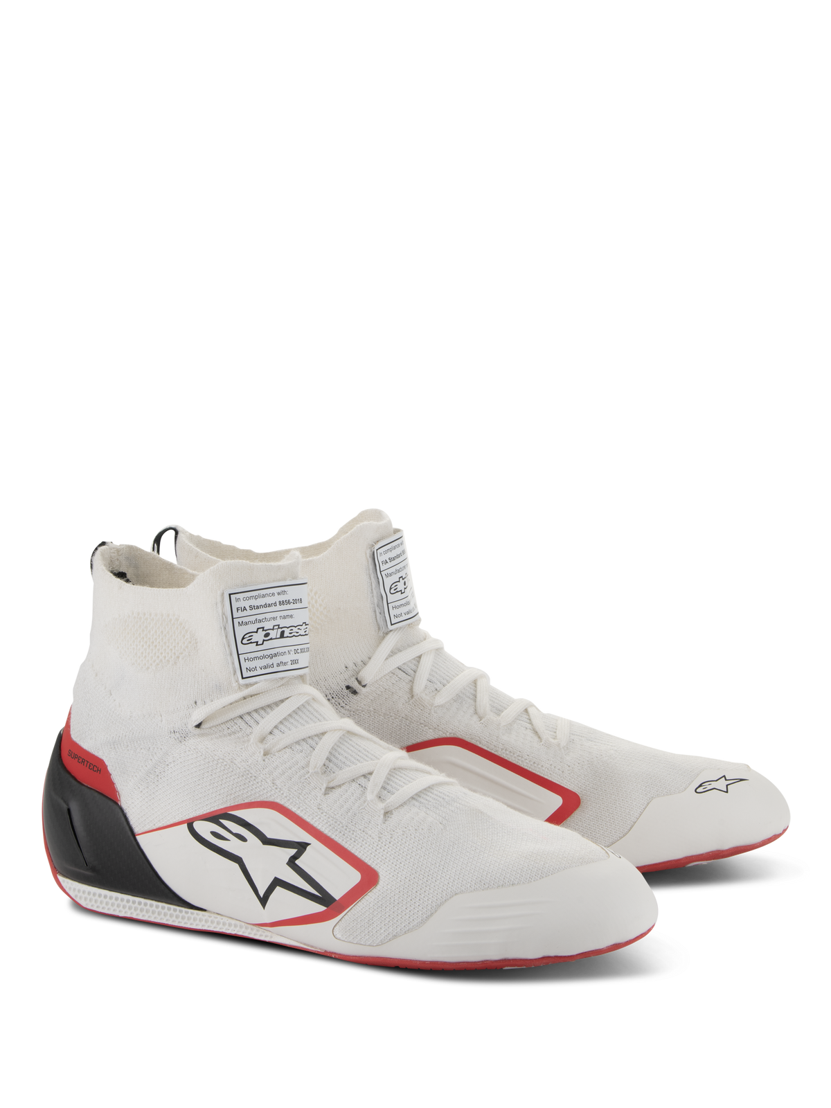 Scarpe Alpinestars Supertech, calzature per gare automobilistiche, bianco, rosso e nero, con tomaia interamente in maglia, coppa del tallone in fibra di carbonio nera e dettagli rossi sulla suola e sul logo, scarpe professionali da motorsport con etichette di certificazione FIA/SFI sulla linguetta.