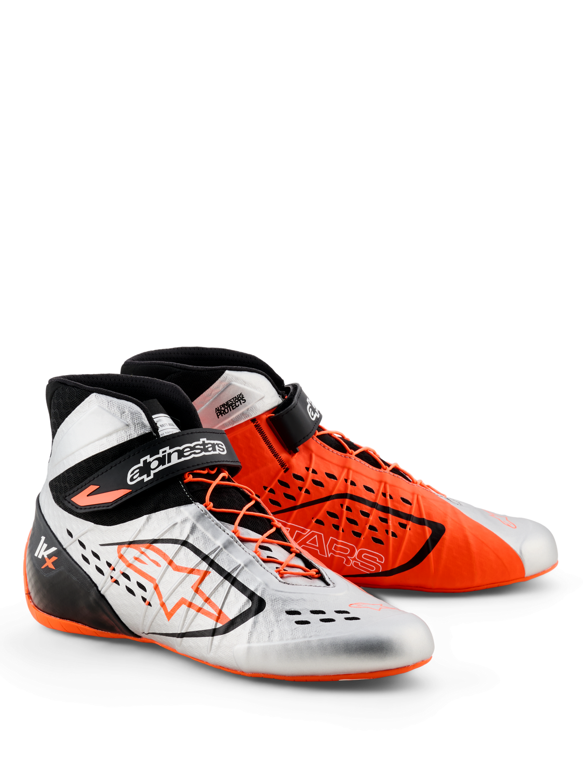 Alpinestars Tech-1 KX V3 - FIA, scarpe da karting, nero, argento e arancione fluo, design con colori spaiati con una scarpa argento e una arancione, caratterizzate da allacciatura asimmetrica e cinturini regolabili sulla caviglia, struttura leggera per prestazioni da gara