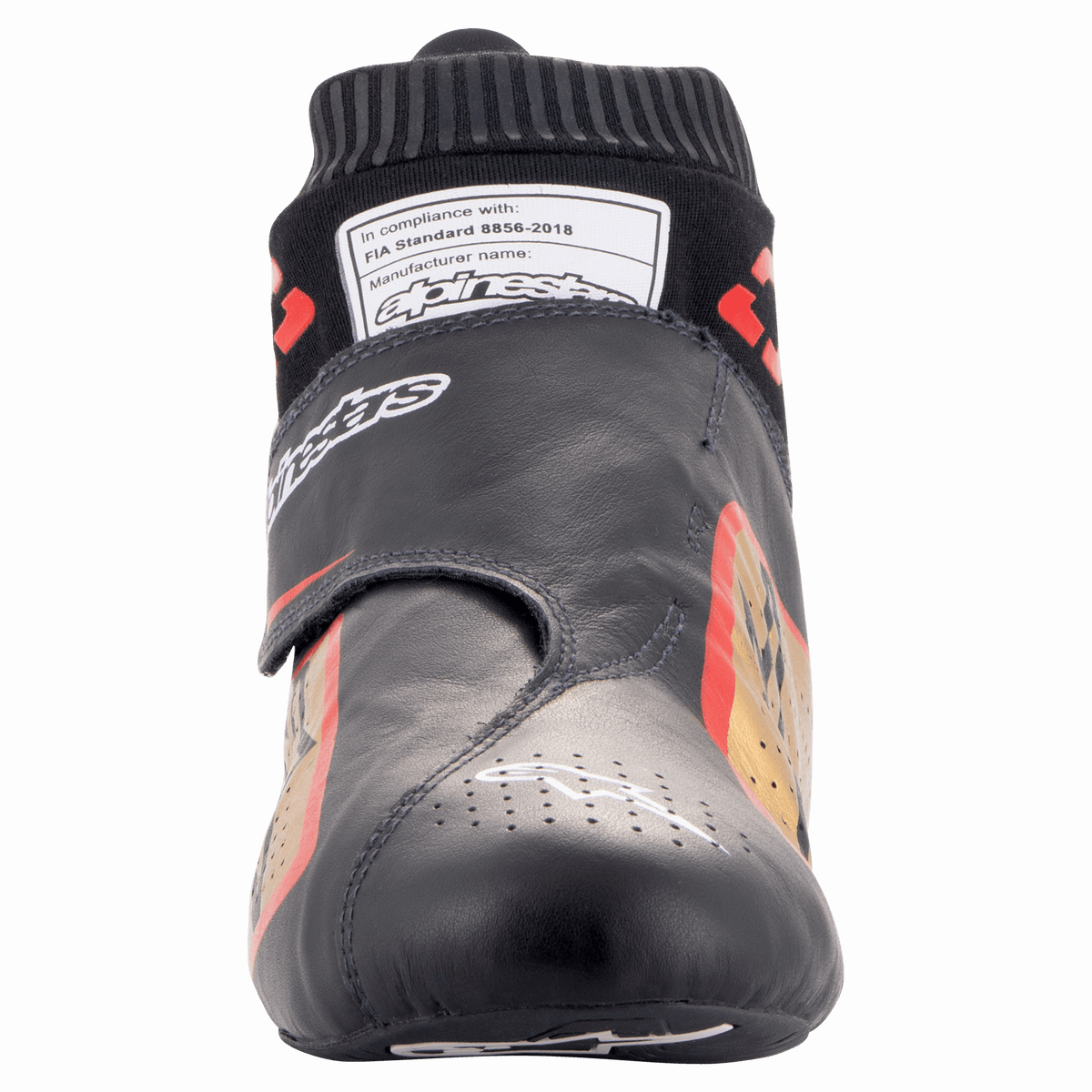 Scarpe Alpinestars Supermono V2 FIA, scarpe per corse automobilistiche, nero, oro e rosso, vista frontale che mostra l'elegante tomaia in pelle monopezzo, la punta traforata e il colletto a calzino ignifugo con etichetta di omologazione FIA 8856-2018