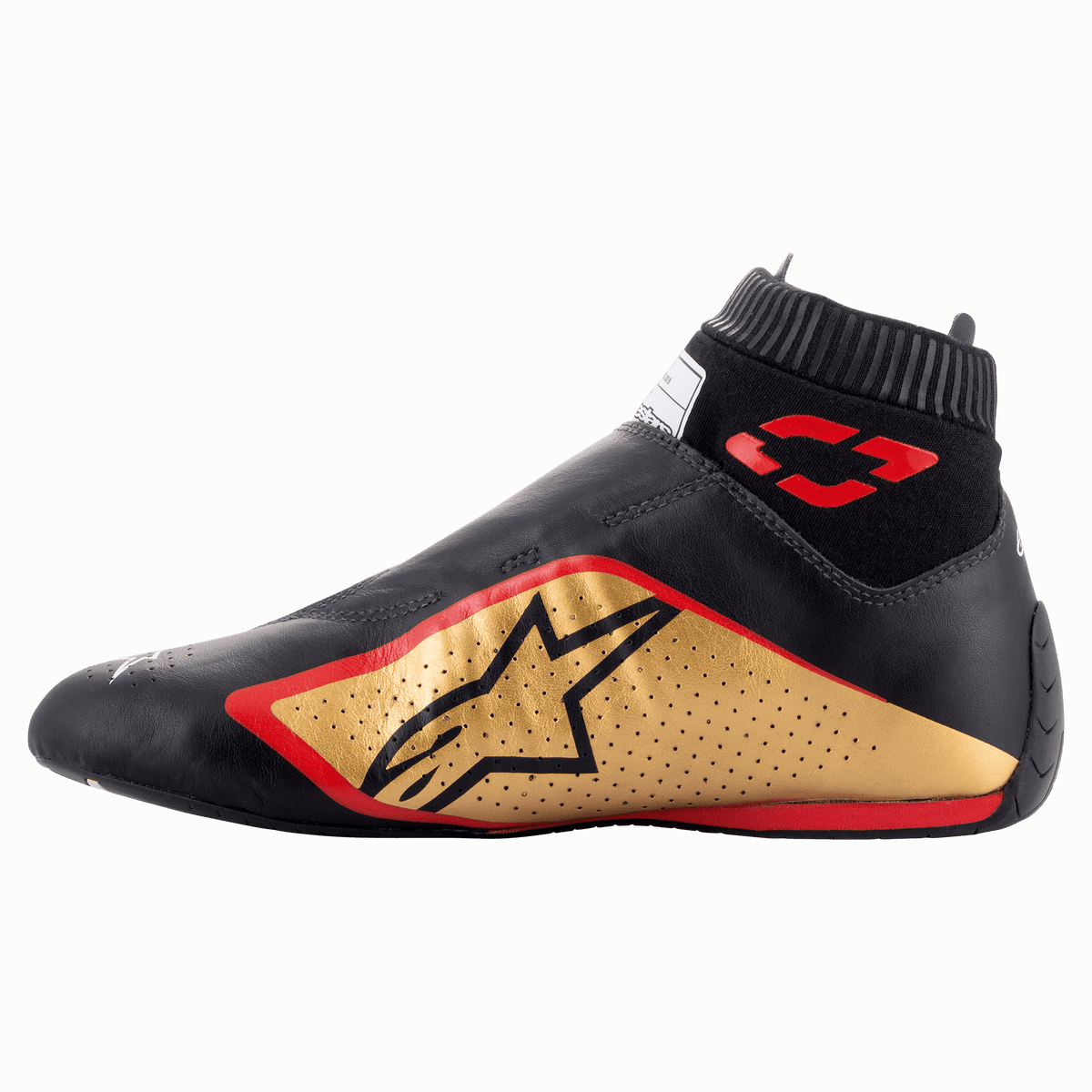 Scarpe Alpinestars Supermono V2 FIA, scarpe da corsa, nero, oro e rosso, vista di profilo caratterizzata da un'elegante costruzione in pelle monopezzo, pannello laterale oro con logo a stella nero, accenti rossi e colletto elastico a coste.