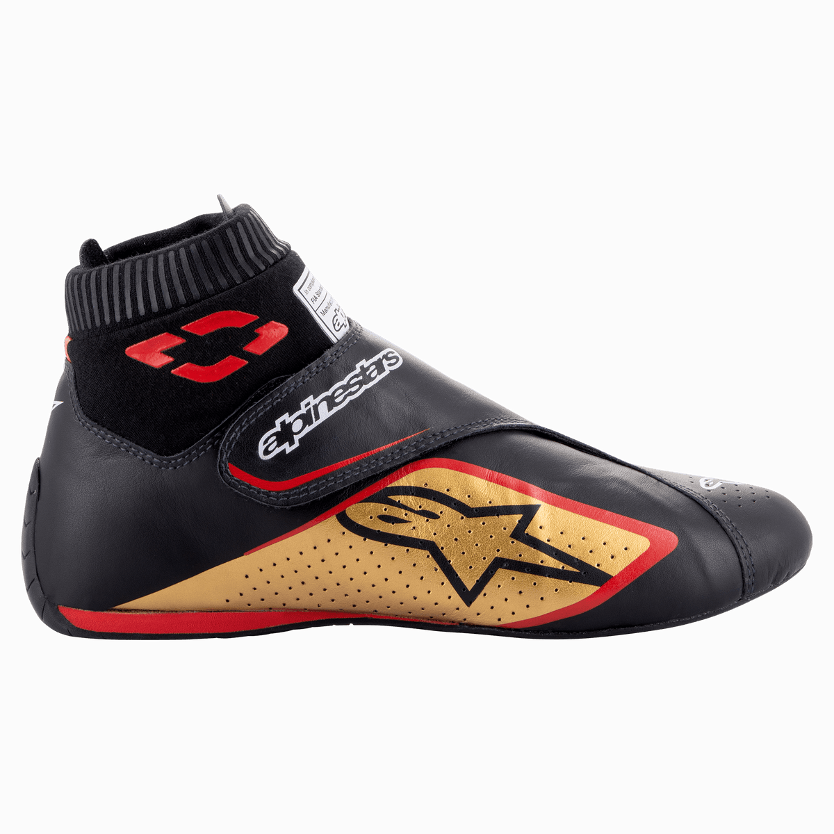 Alpinestars Supermono V2 Shoes FIA, scarpe da auto racing, nero oro e rosso, profilo laterale con costruzione in pelle e pannelli traforati, grande logo a stella dorato, colletto elastico ignifugo stile calzino e chiusura a strappo.