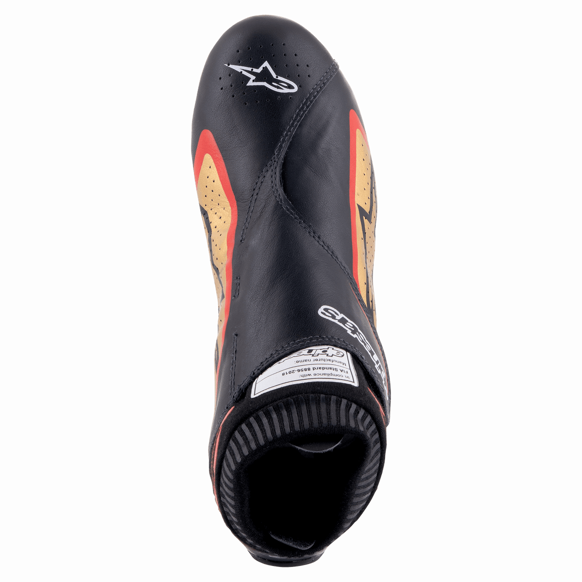 Scarpe Alpinestars Supermono V2 FIA, Nero Oro Rosso, vista dall'alto di scarpa da corsa ultra-leggera, pregiata pelle nera con dettagli laterali oro e rossi, zone traforate per la ventilazione e logo Alpinestars sulla punta