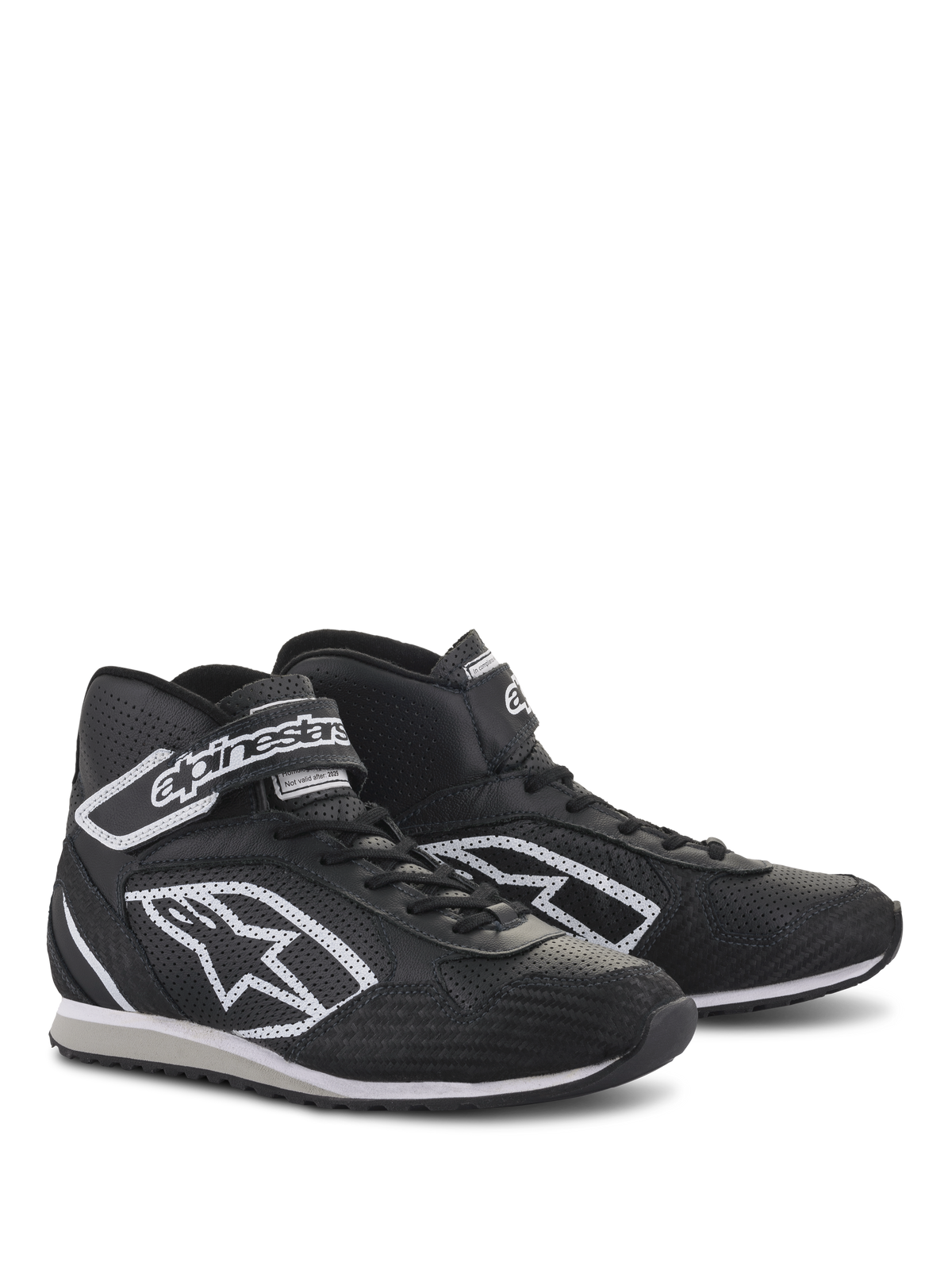 Scarpe Alpinestars Radar, calzature professionali per pit-crew, nero e bianco, costruzione in pelle con zone di raffreddamento traforate, logo Astars bianco laterale e cinturino regolabile alla caviglia con marchio, suola in gomma resistente per l'uso in officina