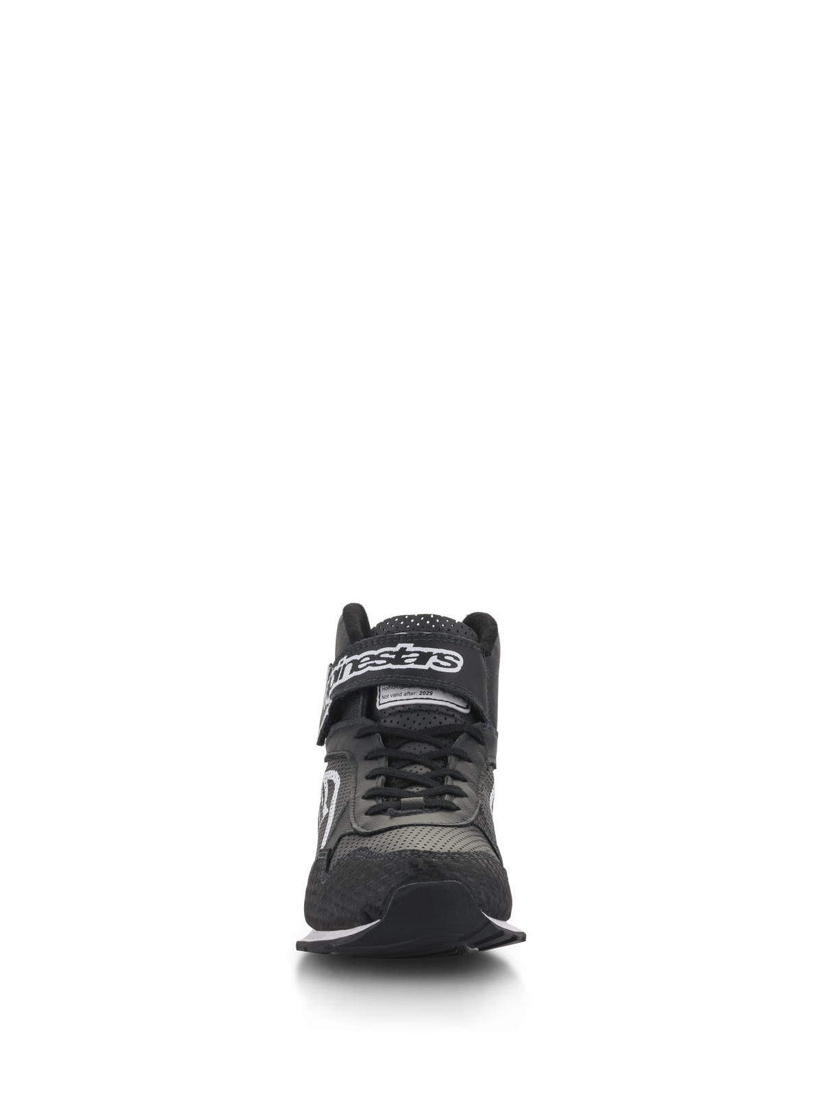 Scarpe Alpinestars Radar, scarpe per pit crew auto racing, nero e bianco, vista frontale con lacci neri e cinturino alla caviglia a strappo con logo bianco, tomaia in pelle traforata con punta rinforzata, calzature professionali per pit crew