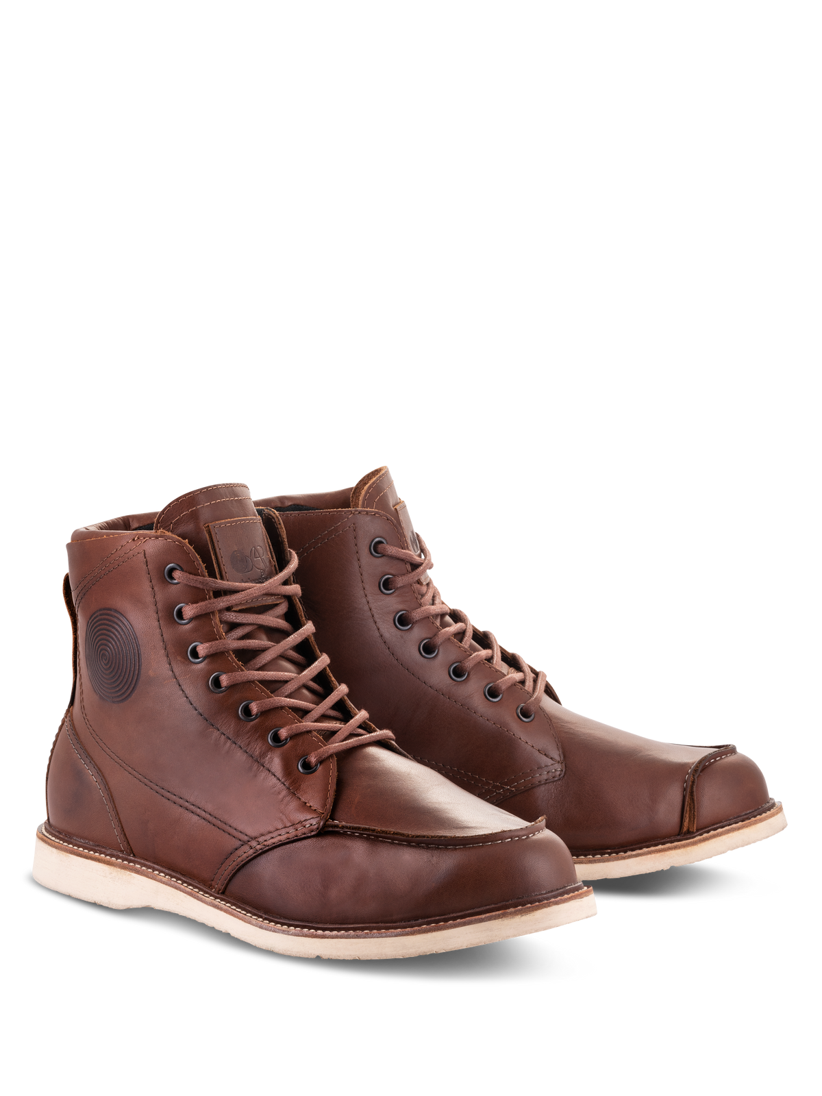Scarpe Alpinestars Oscar Monty V2, stivali da moto in pelle marrone, design con punta a mocassino d'ispirazione heritage e suola a zeppa bianco sporco, robusta costruzione in pelle bovina per guida urbana e su strada