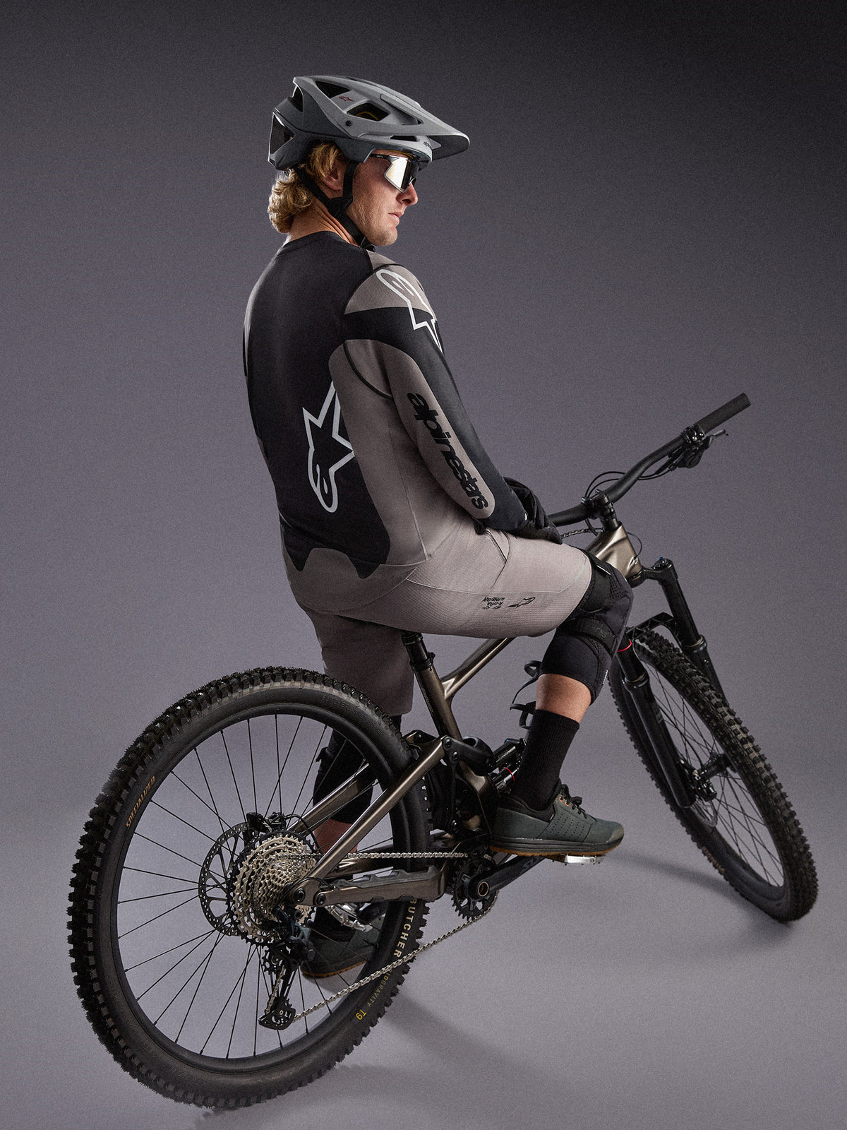 Maglia Alpinestars A-Dura Race grigia a maniche lunghe, tessuto tecnico elasticizzato e loghi per mountain bike.