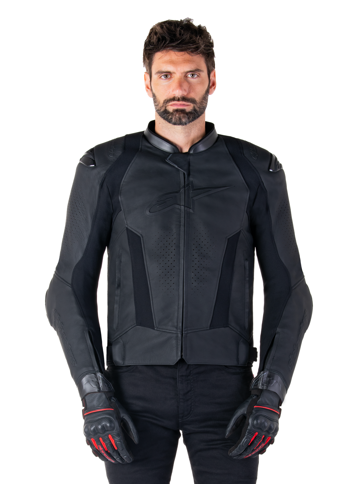 Alpinestars Missile V3 Leather Jacket, giacca da moto racing nera, indossata da un modello con guanti e pantaloni neri coordinati, caratterizzata da pelle traforata per la ventilazione, slider esterni sulle spalle e design sportivo aerodinamico