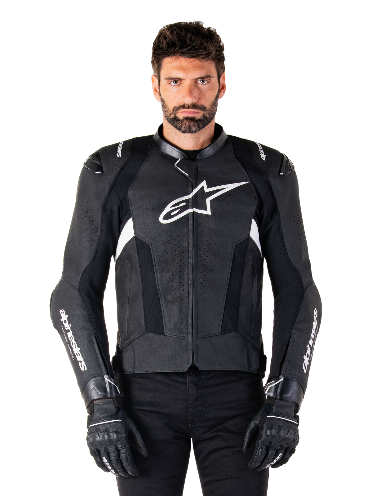Giacca in pelle Alpinestars Missile V3, nera con loghi bianchi, indossata da un modello con guanti da moto neri, giacca da corsa in pelle premium con pannelli di ventilazione traforati e caratteristiche per prestazioni di guida