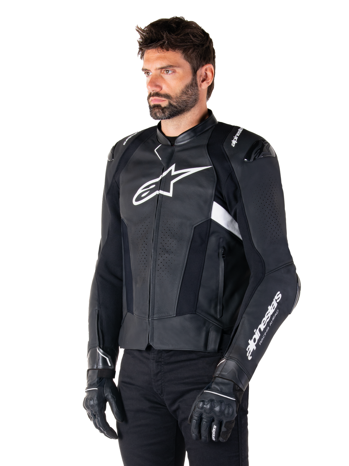 Giacca in pelle Alpinestars Missile V3, nera e bianca, indossata da un uomo con guanti da moto neri, con un prominente logo Alpinestars bianco sul petto, slider esterni sulle spalle e pannelli traforati per un look d'ispirazione racing.