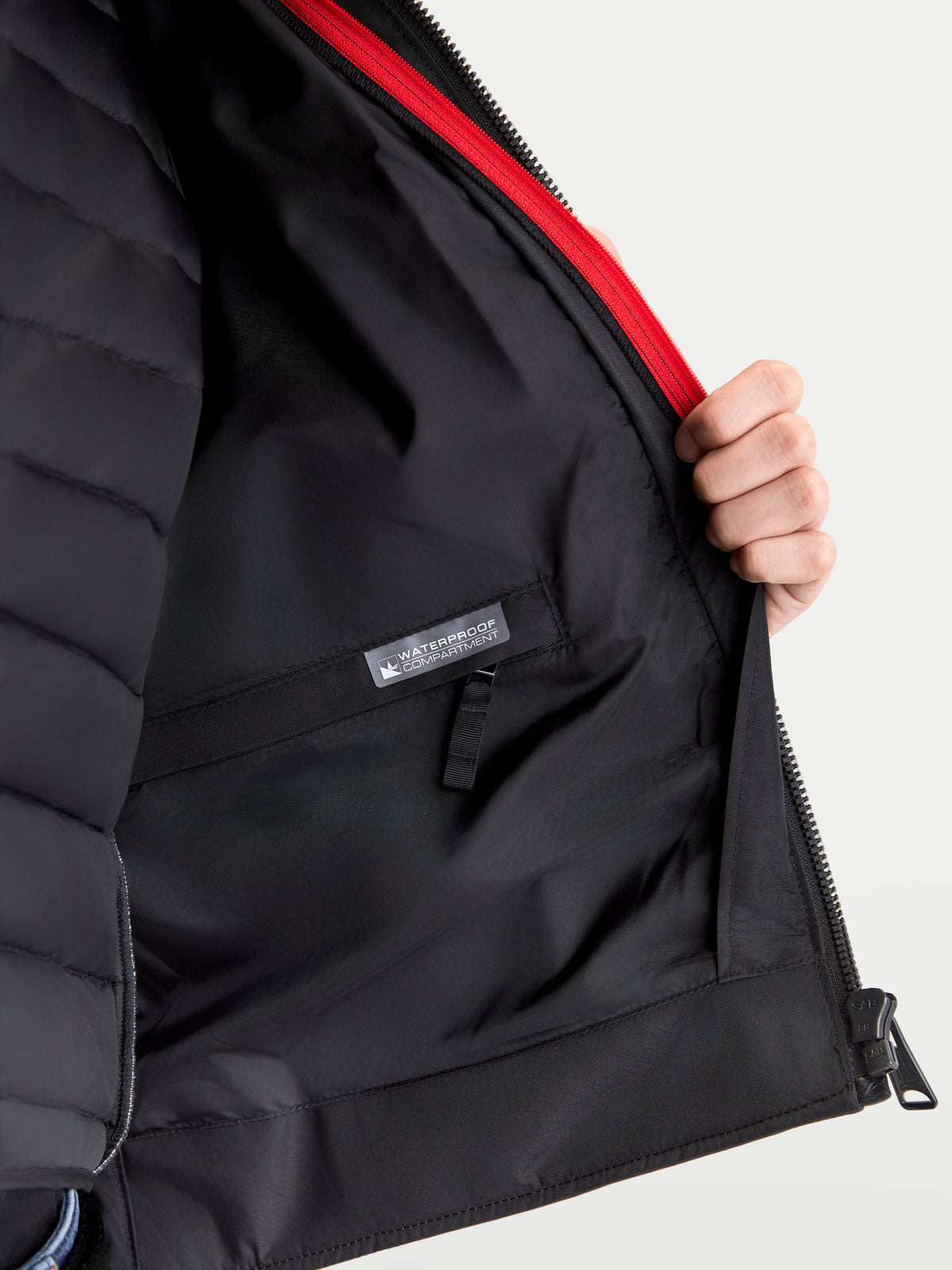 Alpinestars Revern Giacca di pelle, giacca da moto urbana da uomo, dettaglio interno che mostra la fodera del gilet termico removibile, scomparto impermeabile e dettaglio con zip rossa, nero
