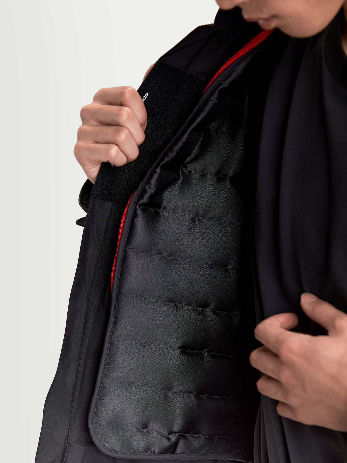 Alpinestars Revern Giacca di pelle, giacca da moto urbana in nero, primo piano che mostra la fodera termica trapuntata rimovibile e il dettaglio della cerniera interna rossa