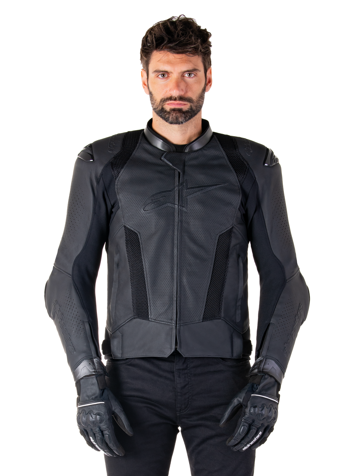 Giacca in pelle Alpinestars Missile V3 Airflow, nera, giacca da moto racing, indossata da un modello con guanti e pantaloni neri, con pannelli in pelle traforata, ventilazione in mesh e protezioni esterne sulle spalle, struttura in pelle premium per la guida sportiva.