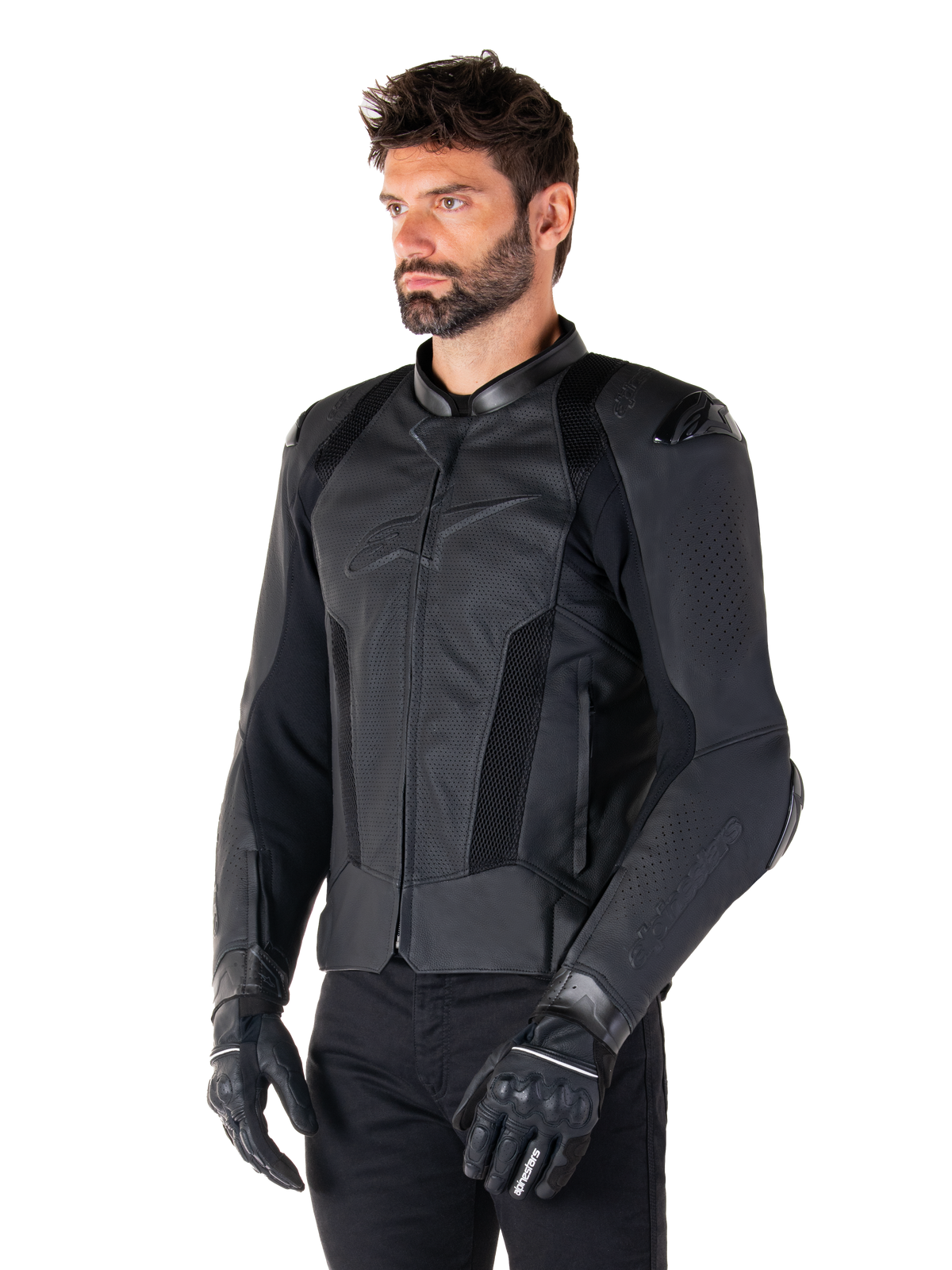 Giacca in pelle Alpinestars Missile V3 Airflow, Nero, indossata da un uomo con guanti e pantaloni da moto neri, con ampi pannelli in pelle traforata, protezioni per le spalle DFS e design sportivo race-fit.