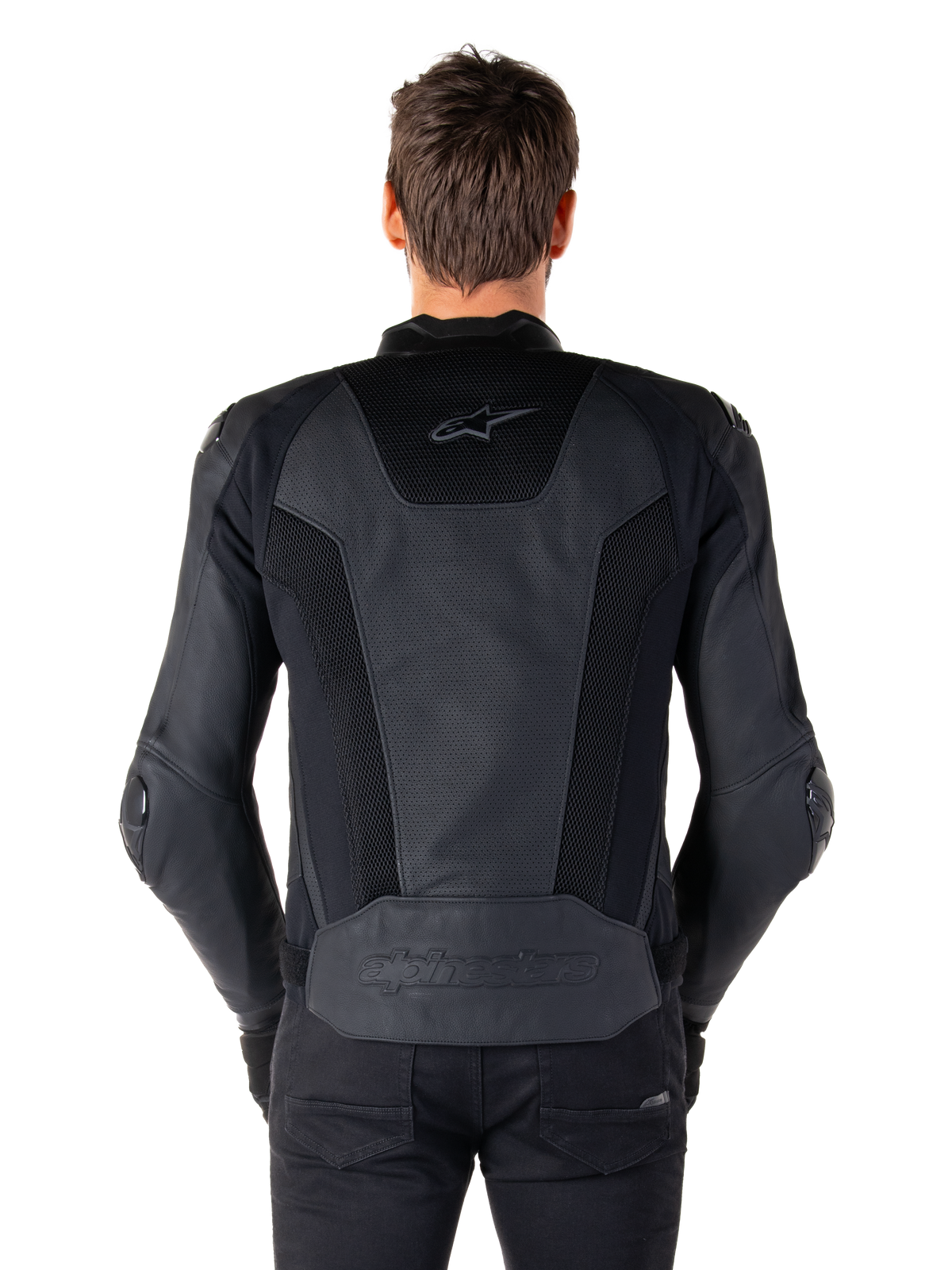 Vista posteriore di un modello che indossa la giacca in pelle Alpinestars Missile V3 Airflow in nero, che mostra ampi pannelli traforati e inserti in rete sulla schiena per la ventilazione, con marchio a rilievo sulla parte inferiore della schiena.