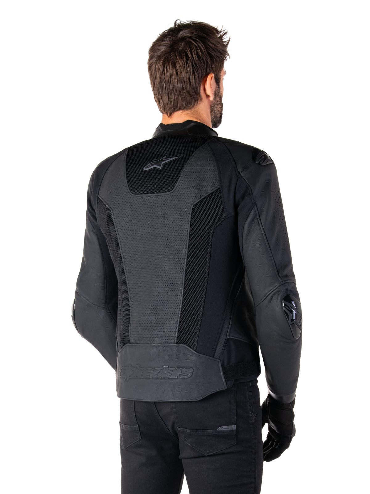 Alpinestars Missile V3 Airflow Leather Jacket, nero, vista posteriore sul modello, con pannelli in pelle traforata e mesh per la ventilazione, protezioni esterne in TPU su spalle e gomiti, design aerodinamico ispirato alle corse