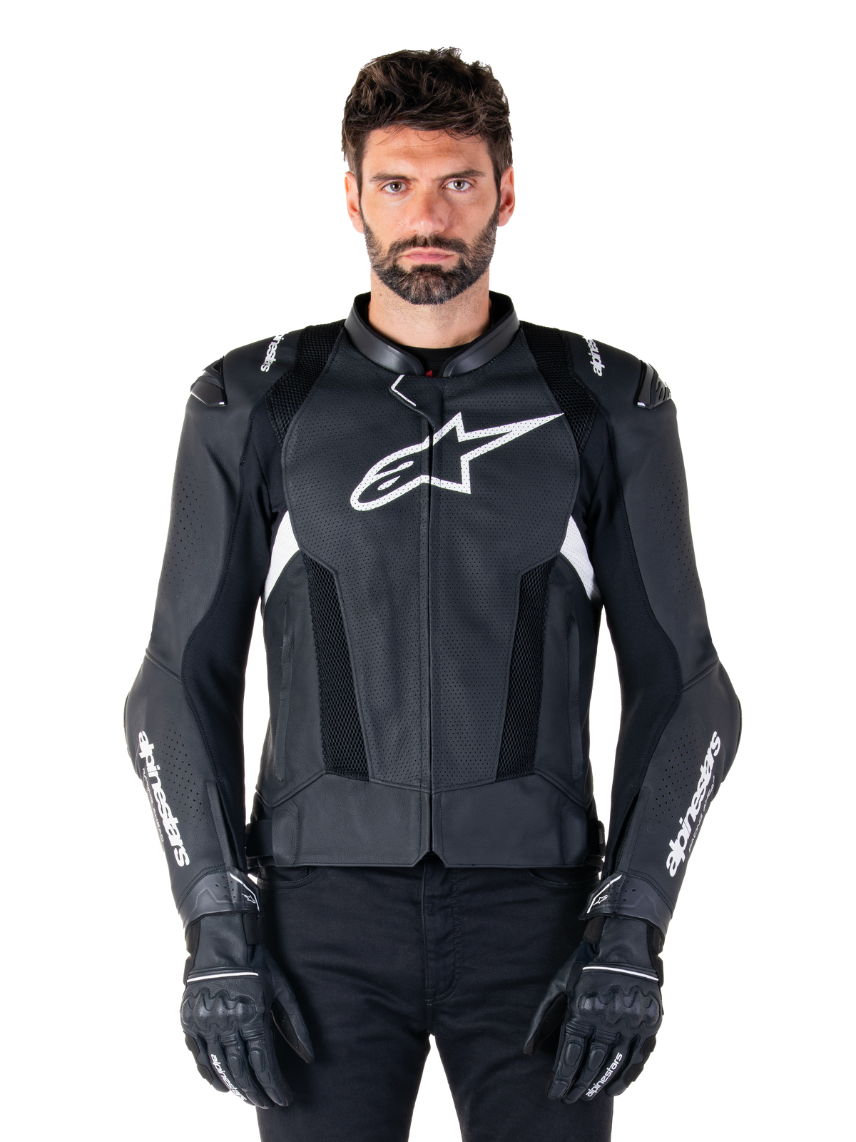 Alpinestars Missile V3 Airflow Leather Jacket, nero e bianco, giacca da corsa per motociclismo con pannelli di ventilazione in pelle traforata, grande logo a stella bianco sul petto, indossata con guanti coordinati, design protettivo sportivo