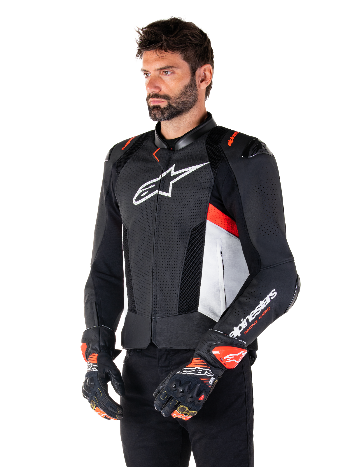 Alpinestars Missile V3 Airflow Leather Jacket, giacca da moto sportiva racing, nero bianco e rosso fluo, indossata da un modello con guanti coordinati, caratterizzata da pannelli in pelle traforata, grande logo bianco sul petto e slider sulle spalle neri.