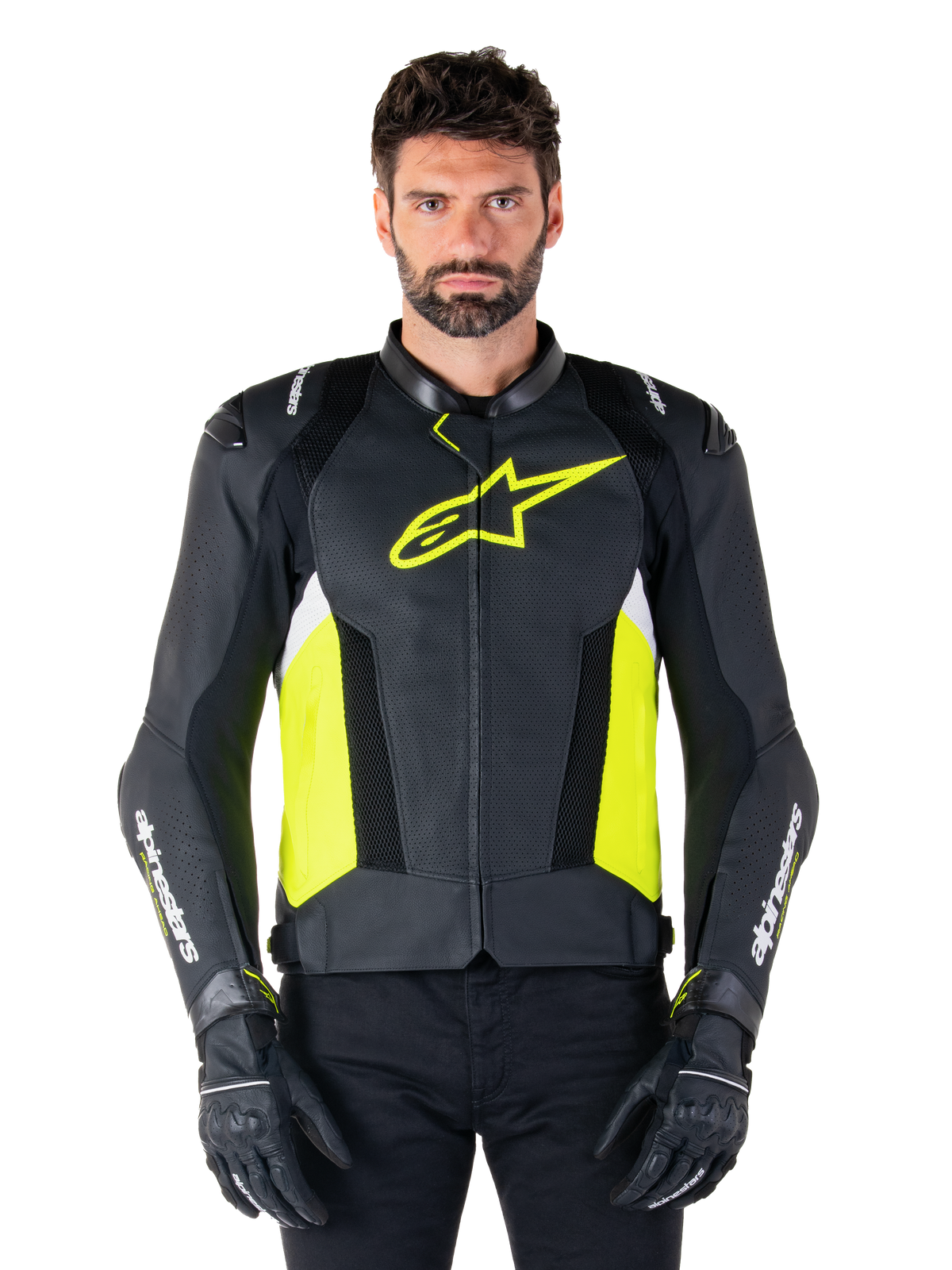 Giacca in pelle Alpinestars Missile V3 Airflow, giacca da moto sportiva da corsa, nero, giallo fluo e bianco, indossata da un modello con guanti da moto neri, con pelle traforata sul petto, vistoso logo giallo fluo e loghi bianchi sulle maniche