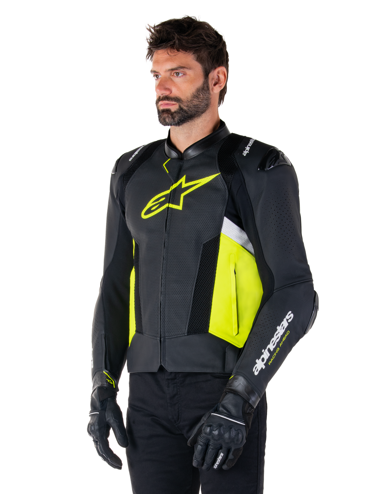 Modello uomo che indossa la giacca in pelle Alpinestars Missile V3 Airflow, nero con dettagli giallo fluo e bianchi, caratterizzata da pelle traforata per la massima ventilazione, vistoso logo giallo sul petto, abbinata a guanti e pantaloni neri, abbigliamento da moto sportivo da corsa