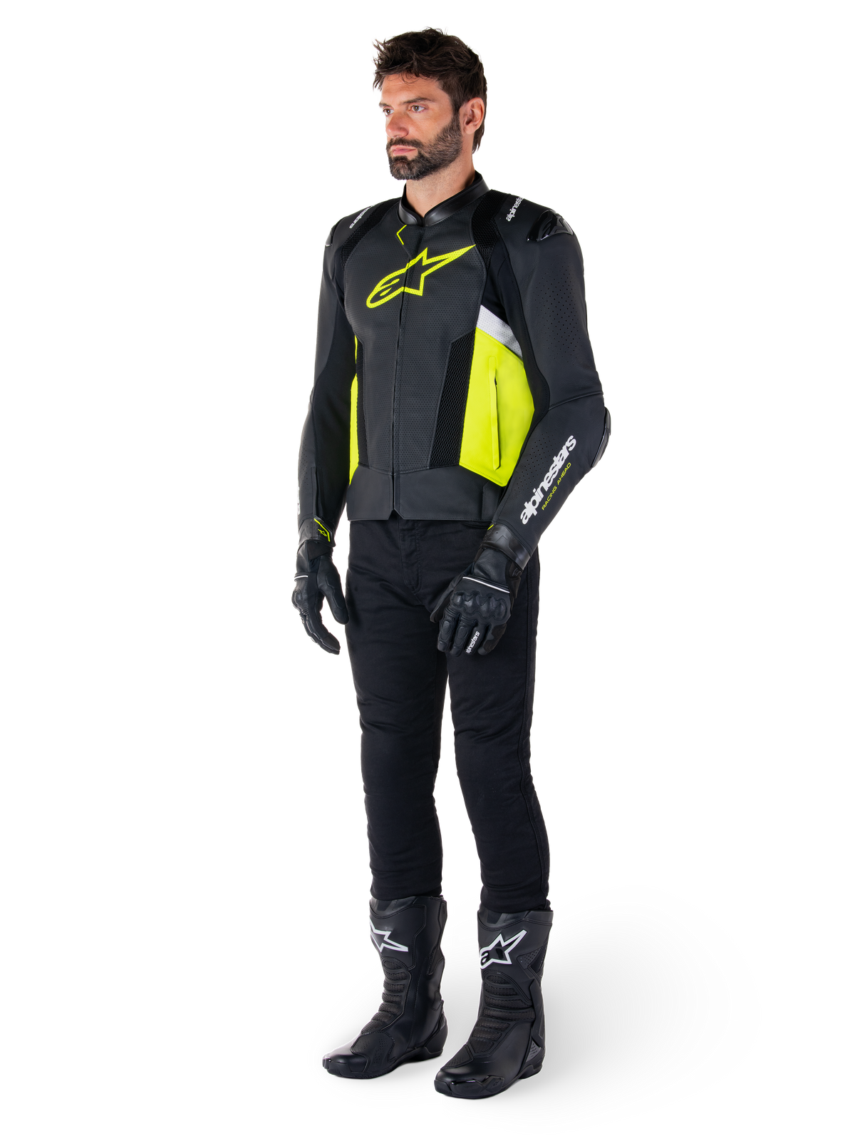 Modello uomo che indossa la giacca in pelle Alpinestars Missile V3 Airflow in nero, giallo fluo e bianco, abbinata a guanti, pantaloni e stivali da moto neri, che mette in risalto il design in pelle traforata e l'estetica ispirata alle corse.
