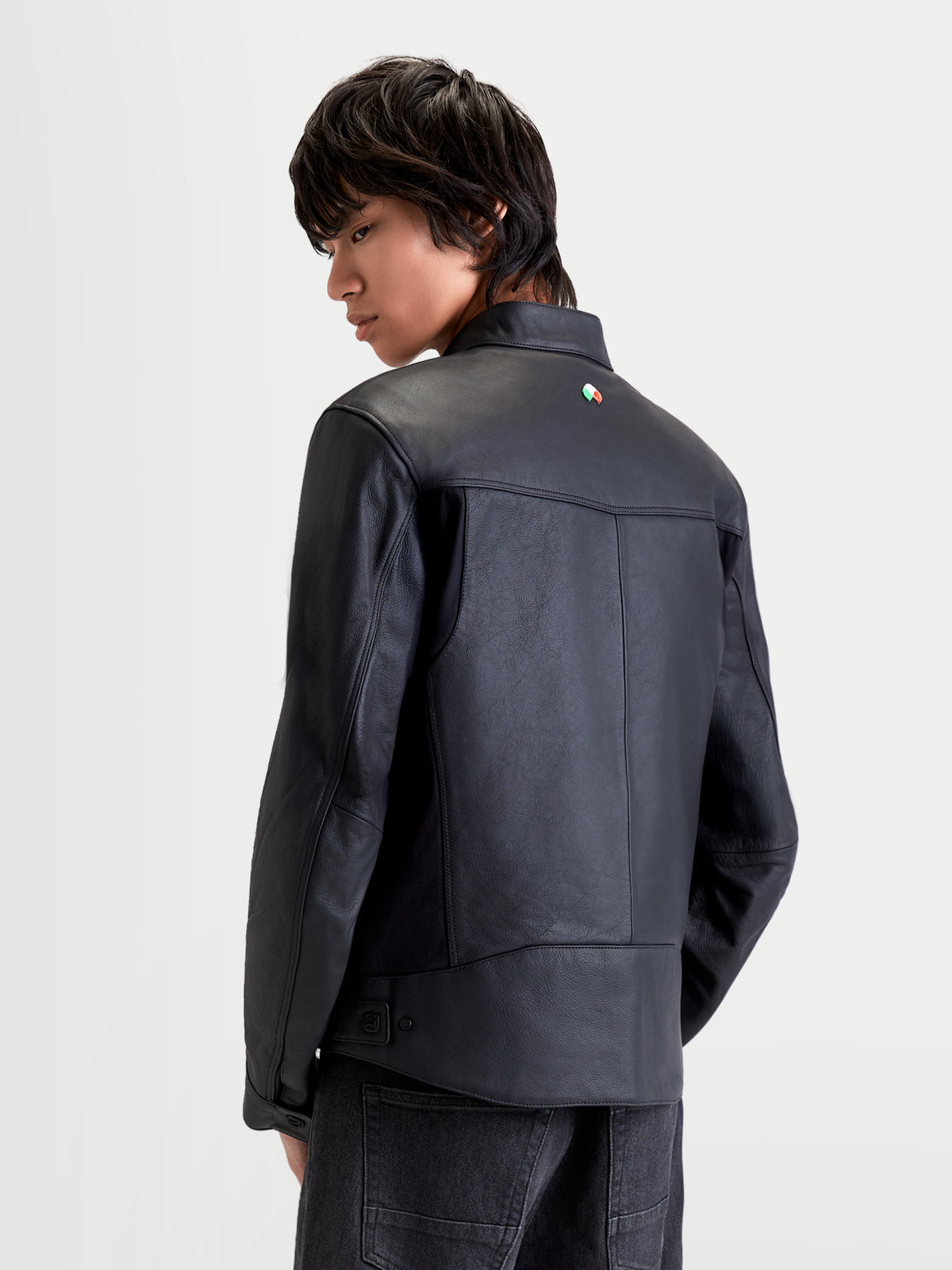 Alpinestars Maver X Giacca di pelle, giacca da moto urbana da uomo in nero, vista posteriore su un modello che mostra la costruzione in pelle premium e il colletto in stile biker