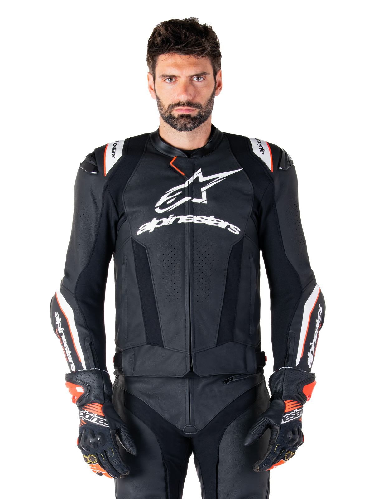 Giacca in pelle Alpinestars Missile V3 Ignition, nero con accenti bianchi e rossi, indossata da un modello con guanti e pantaloni da corsa coordinati, giacca da moto sportiva derivata dalla MotoGP con branding evidente