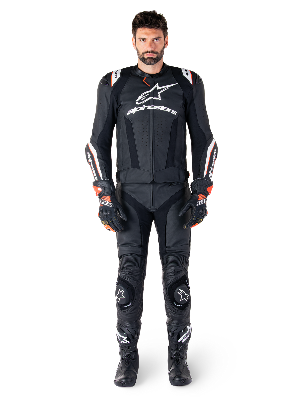 Pilota che indossa la giacca in pelle Alpinestars Missile V3 Ignition nera, abbinata a pantaloni in pelle, guanti e stivali coordinati, con marchio Alpinestars bianco e dettagli rossi, progettata per prestazioni da corsa professionali.