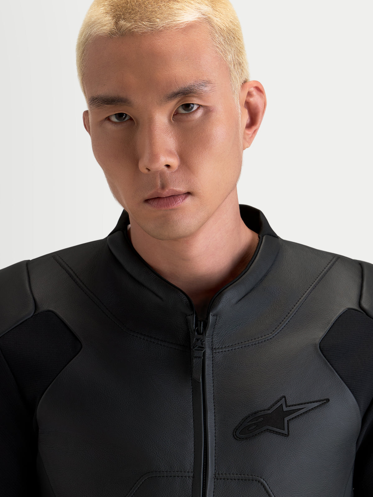 Alpinestars Caliber V2 Giacca in pelle, giacca da moto da uomo, nero, primo piano che mostra il colletto ergonomico e la struttura in pregiata pelle bovina pieno fiore