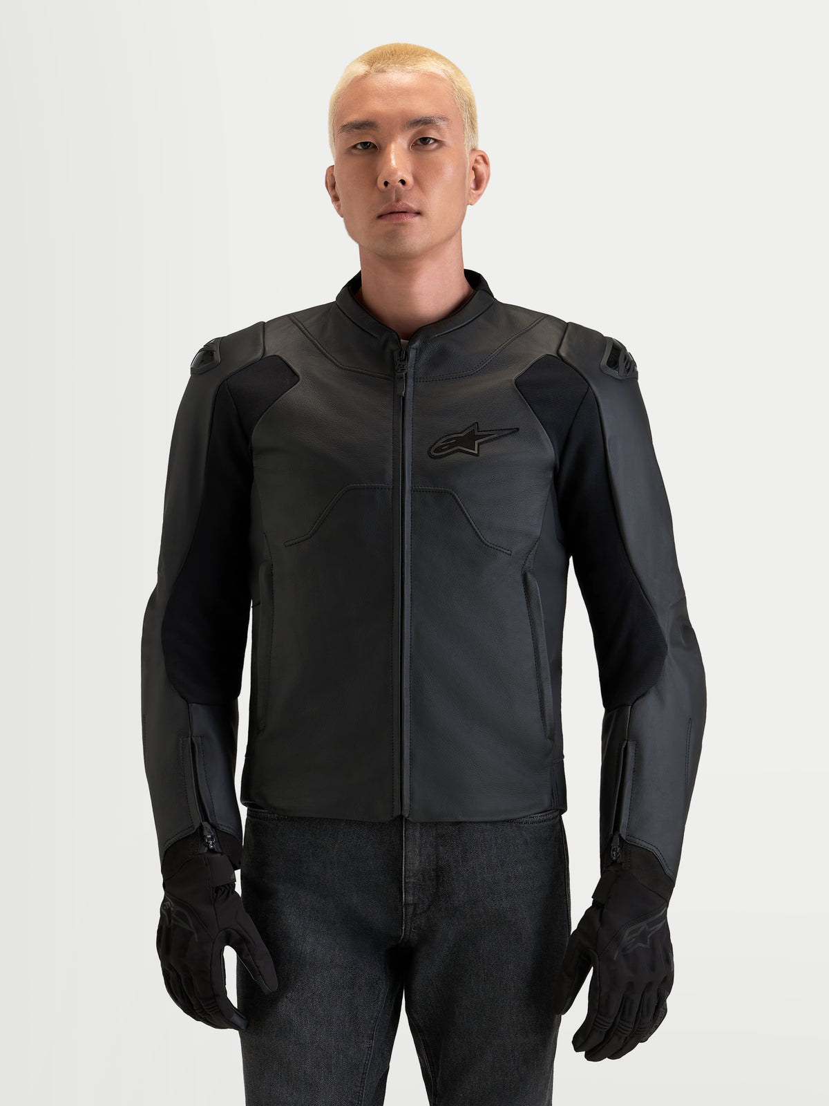 Alpinestars Caliber V2 Giacca di pelle, giacca da moto in pelle nera da uomo, indossata da un modello con spalle DFS