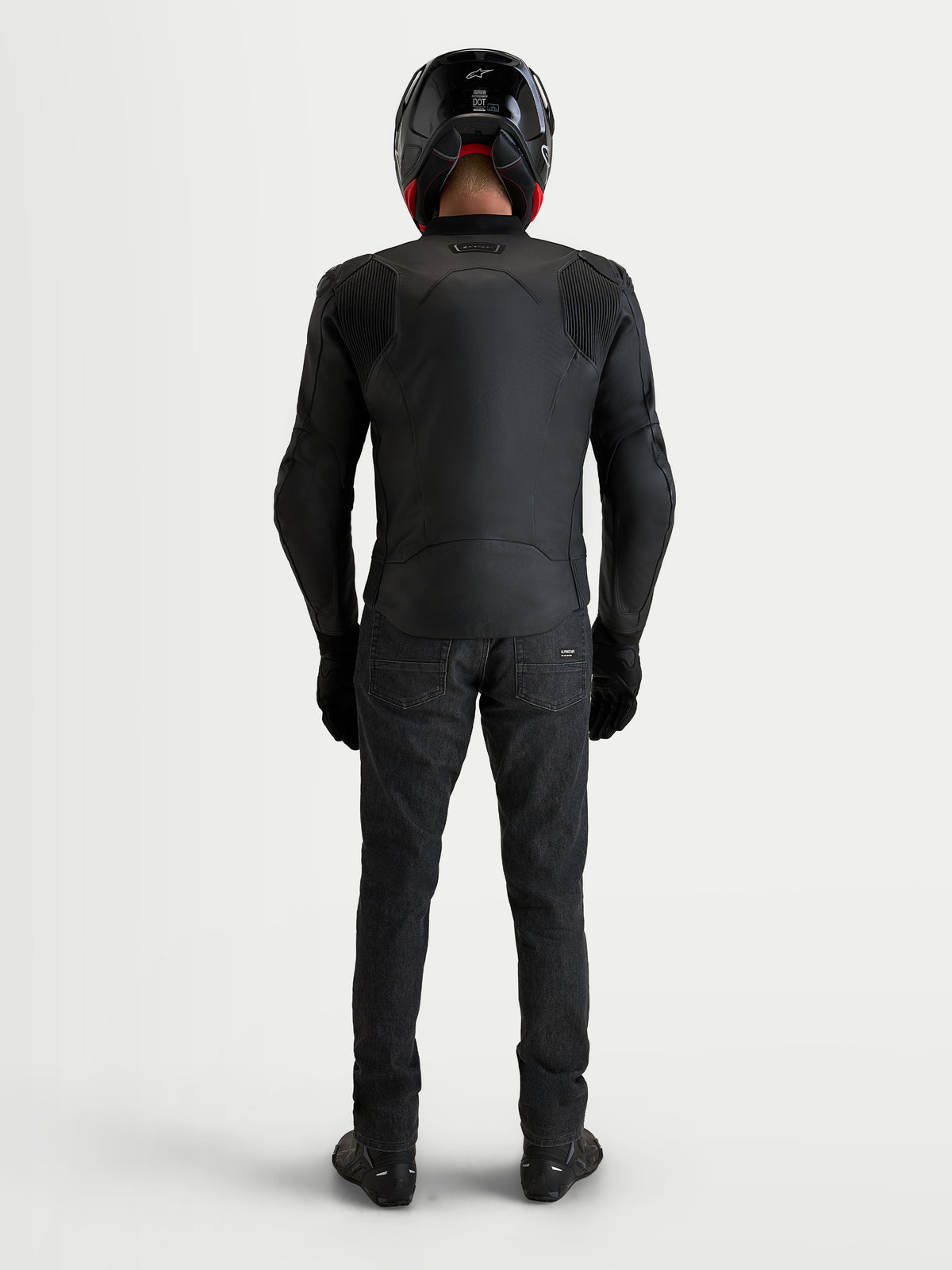 Alpinestars Caliber V2 Giacca in pelle, giacca da moto in pelle da uomo, nero, vista posteriore su modello con pannelli di mobilità a fisarmonica e costruzione sportiva