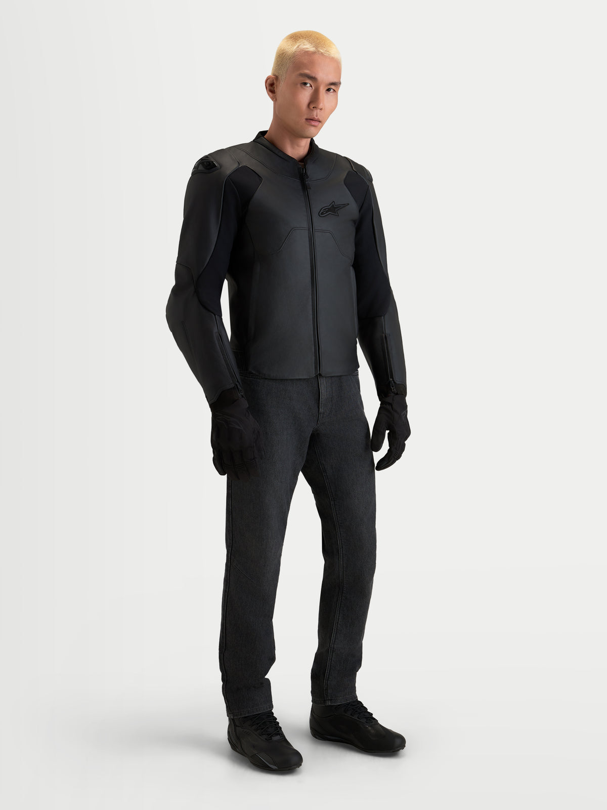 Alpinestars Caliber V2 Giacca di pelle, giacca da moto in pelle da uomo con vestibilità sportiva, protezione certificata AA e spalle DFS a basso profilo, indossata da un modello, nero