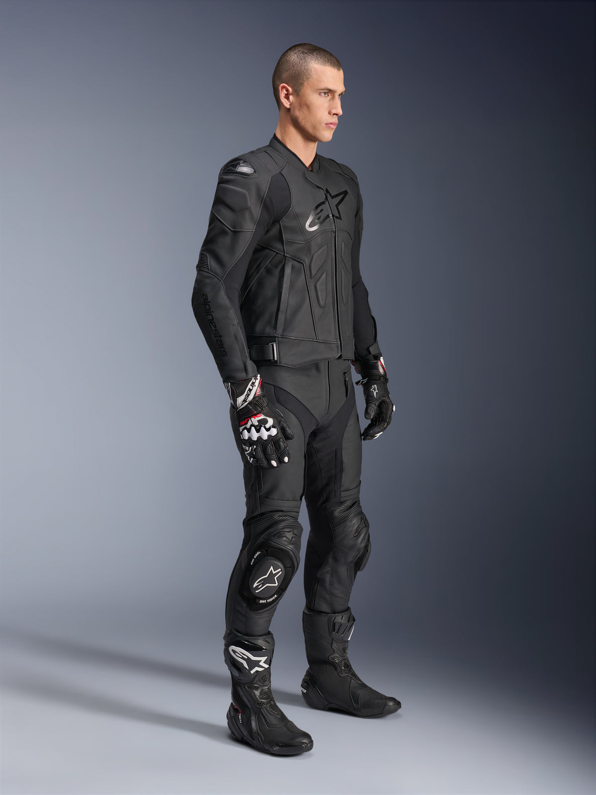 Alpinestars giacca in pelle Dusk, giacca da moto nera da uomo, pelle bovina, design road riding, indossata da un modello.