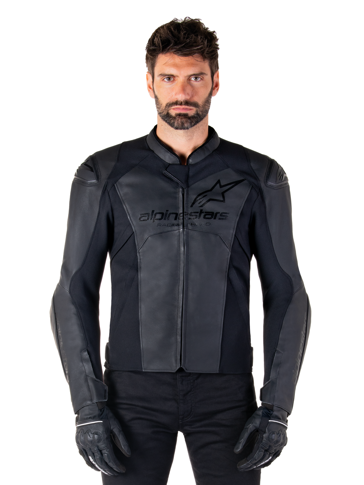 Giacca in pelle Alpinestars Faster V3, giacca da moto nera, pelle premium con pannelli elasticizzati HRSF, vestibilità sportiva, spalle rinforzate con protezioni, indossata con guanti neri, equipaggiamento professionale per la guida su strada