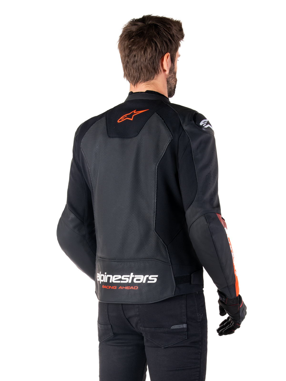 Giacca in pelle Alpinestars Faster V3 Airflow, giacca sportiva da moto, nero con rosso fluo, vista posteriore, con pannelli in pelle traforata, logo Alpinestars rosso-arancio sulla parte superiore della schiena e marchio bianco sulla parte inferiore della schiena, indossata con pantaloni e guanti neri, stile raffinato di derivazione racing
