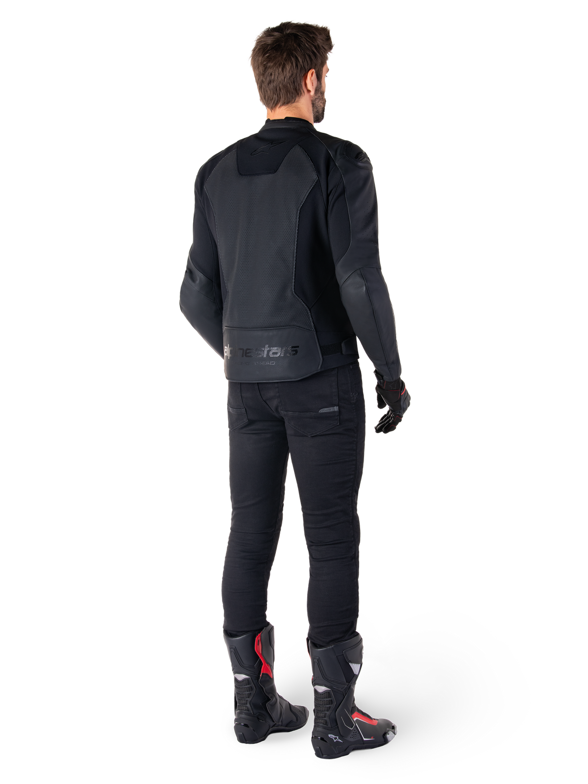 Alpinestars Faster V3 Airflow Leather Jacket, Nero, vista posteriore di un uomo che indossa una giacca sportiva in pelle con pannelli posteriori traforati e marchio Alpinestars, abbinata a pantaloni da moto neri e stivali neri e rossi.