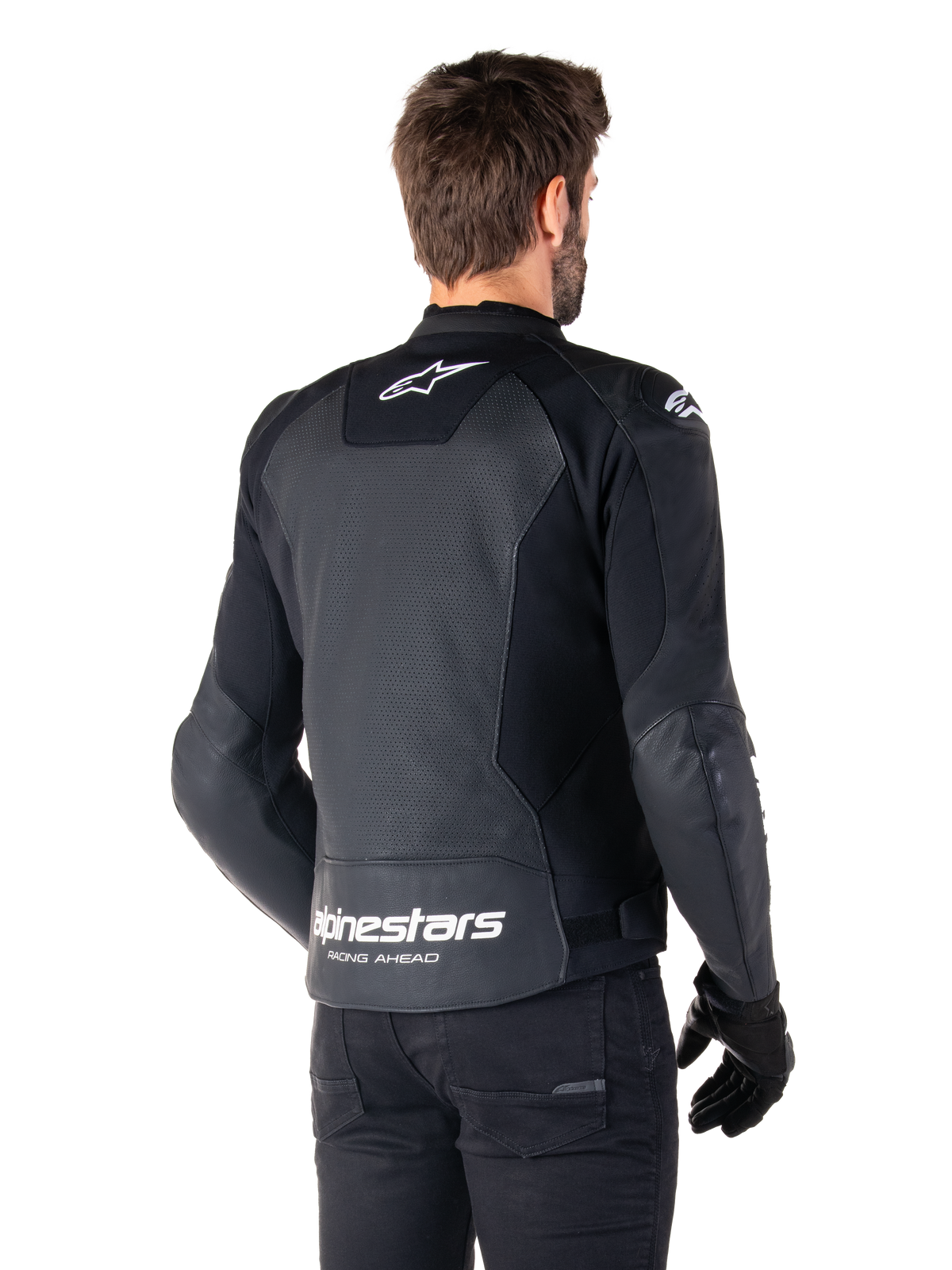Giacca in pelle Alpinestars Faster V3 Airflow, nero e bianco, vista posteriore su un modello, con schiena in pelle traforata per la ventilazione, loghi Astars bianchi e scritta 'Racing Ahead', design sportivo con pannelli elasticizzati per il motociclismo.