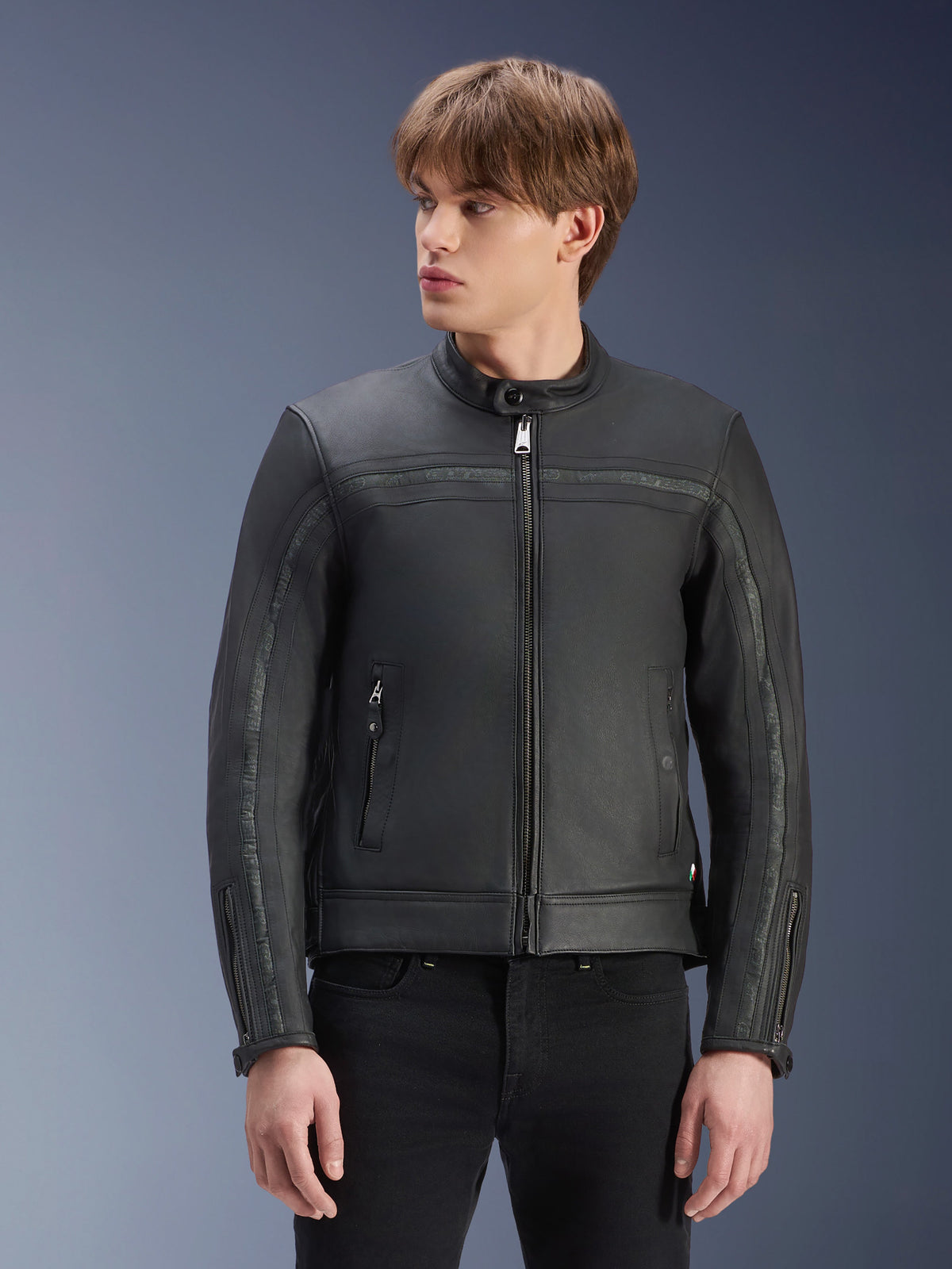 Alpinestars Giacca in pelle Dyno, giacca da moto urban in pelle bovina nera, stile heritage, indossata da un uomo.